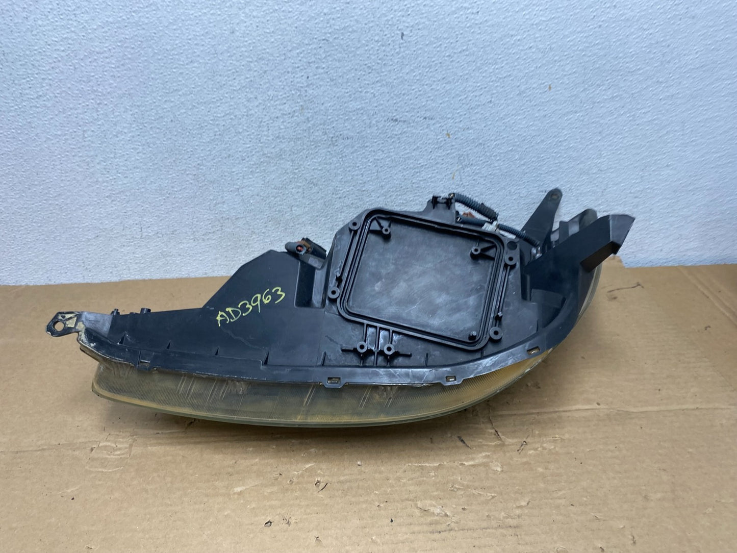 2004-2005 Toyota Sienna Right Passenger Halogen Headlight AD3963 DW8