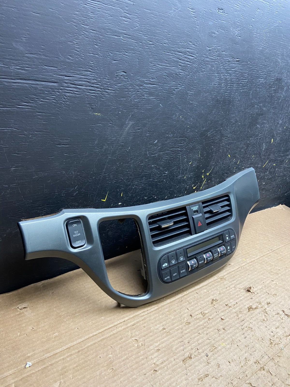 2005 to 2010 Honda Odyssey Radio Climate Control Dash Trim Bezel W3076 DG2