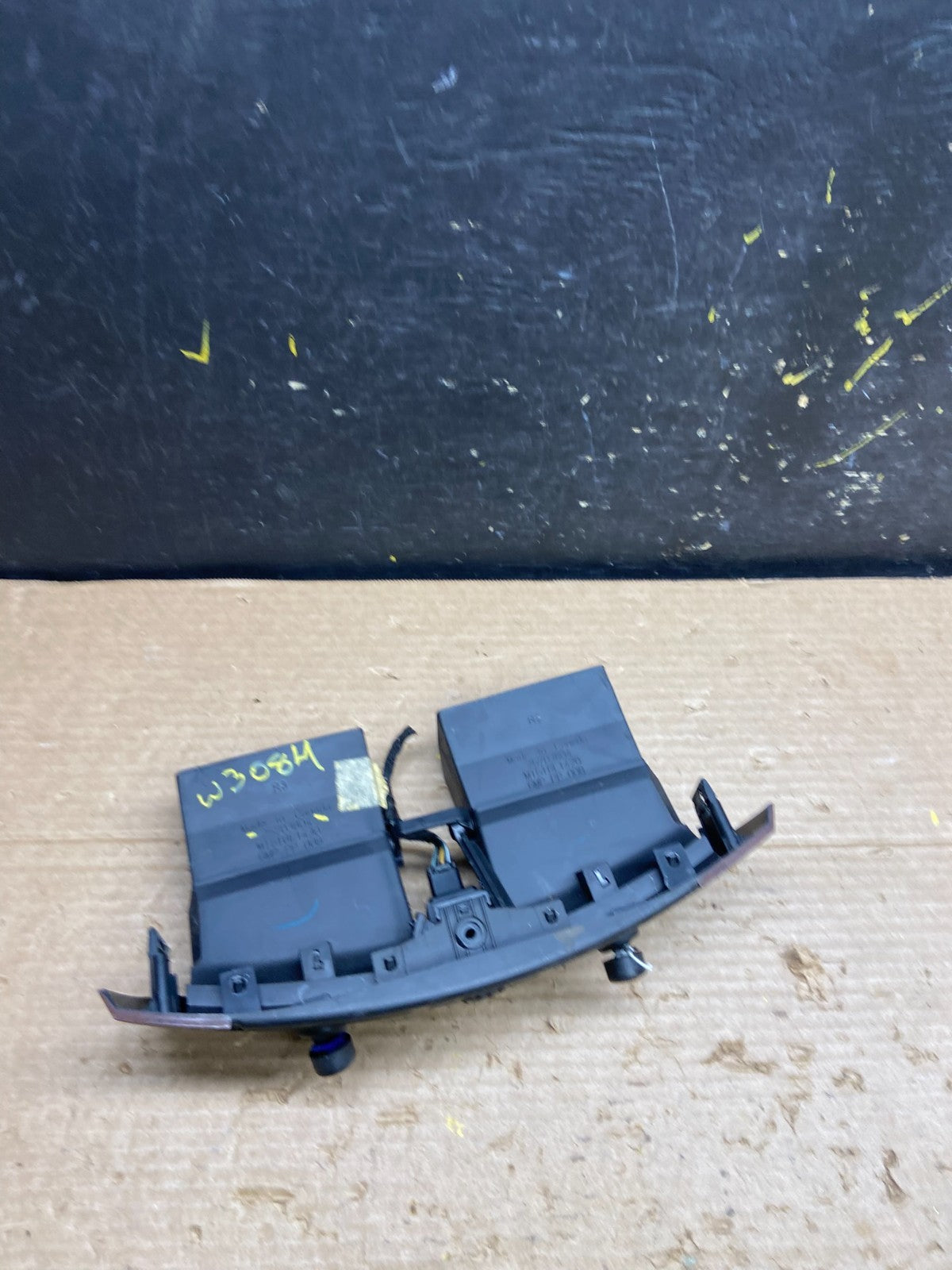 2004 to 2009 Cadillac SRX Front Center Dash A/C Air Vent W3084 DG4