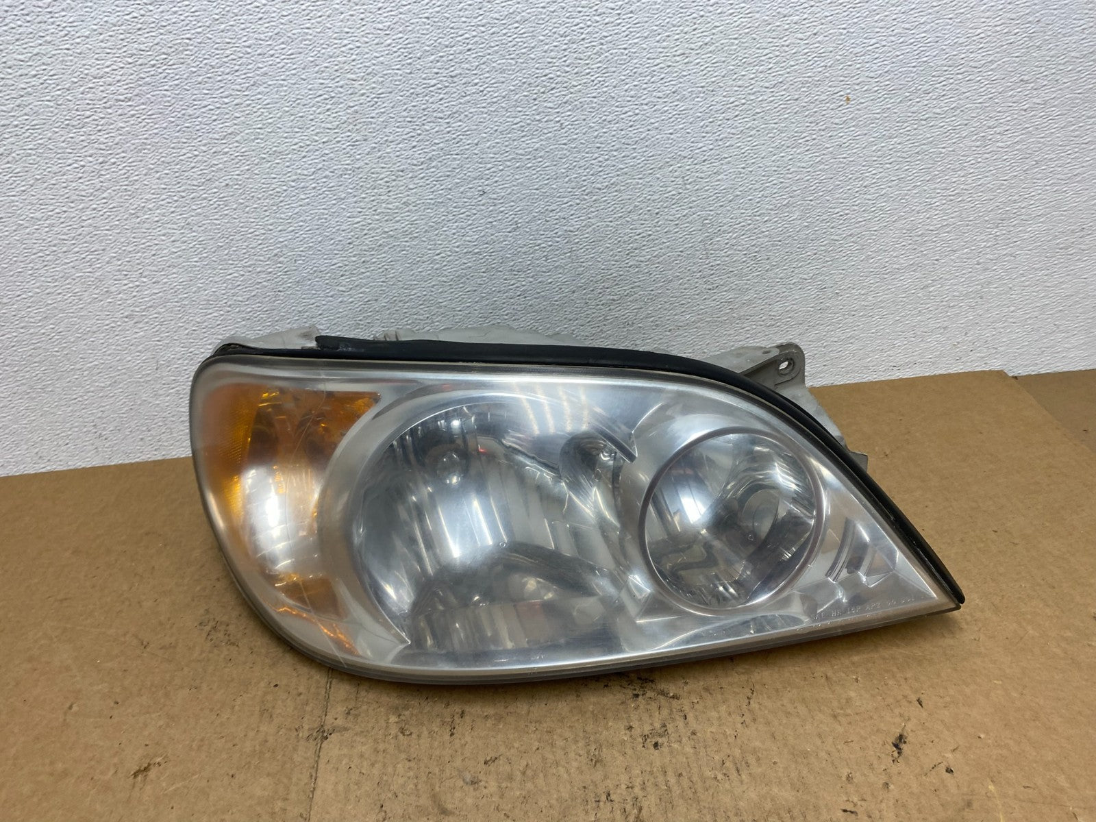 2002 to 2005 Kia Sedona Right Passenger RH Side Headlight ac3289 DG0