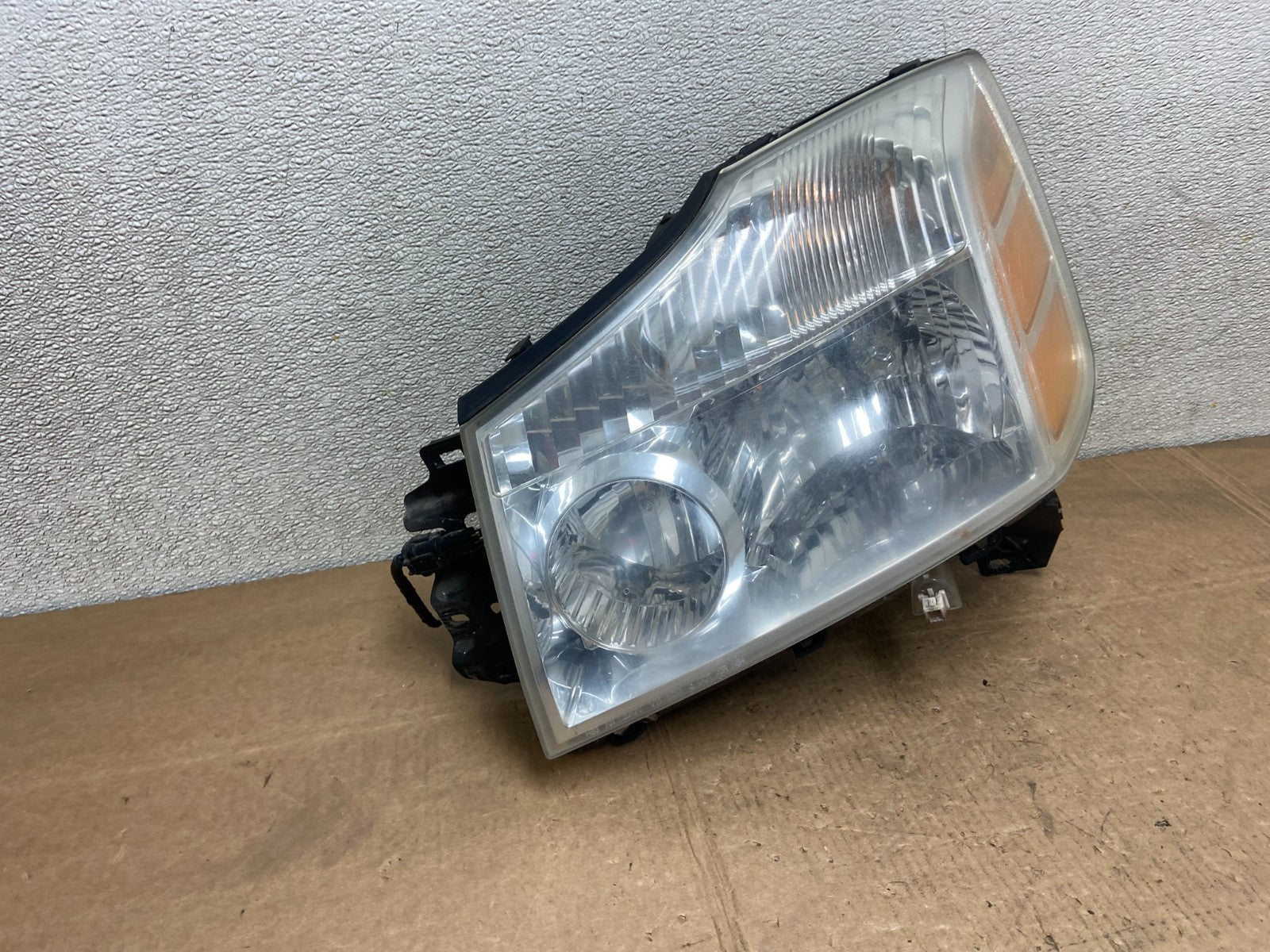 2004 to 2007 Nissan Armada Left Driver Lh Side Headlight Halogen Y5790 DW2