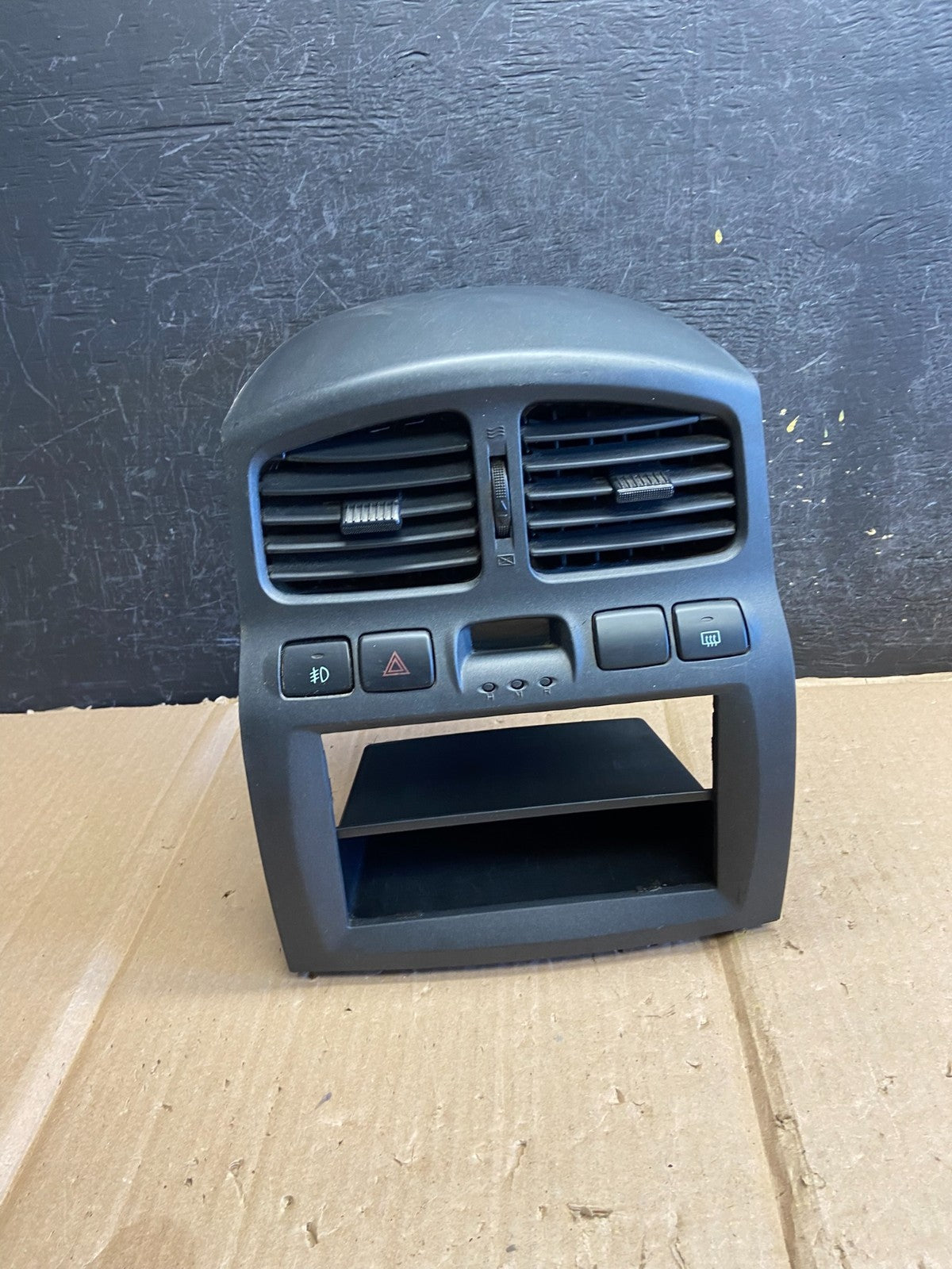 2001 to 2006 Hyundai Santa Fe Center Dashboard Radio Bezel Trim AI2659 DG0