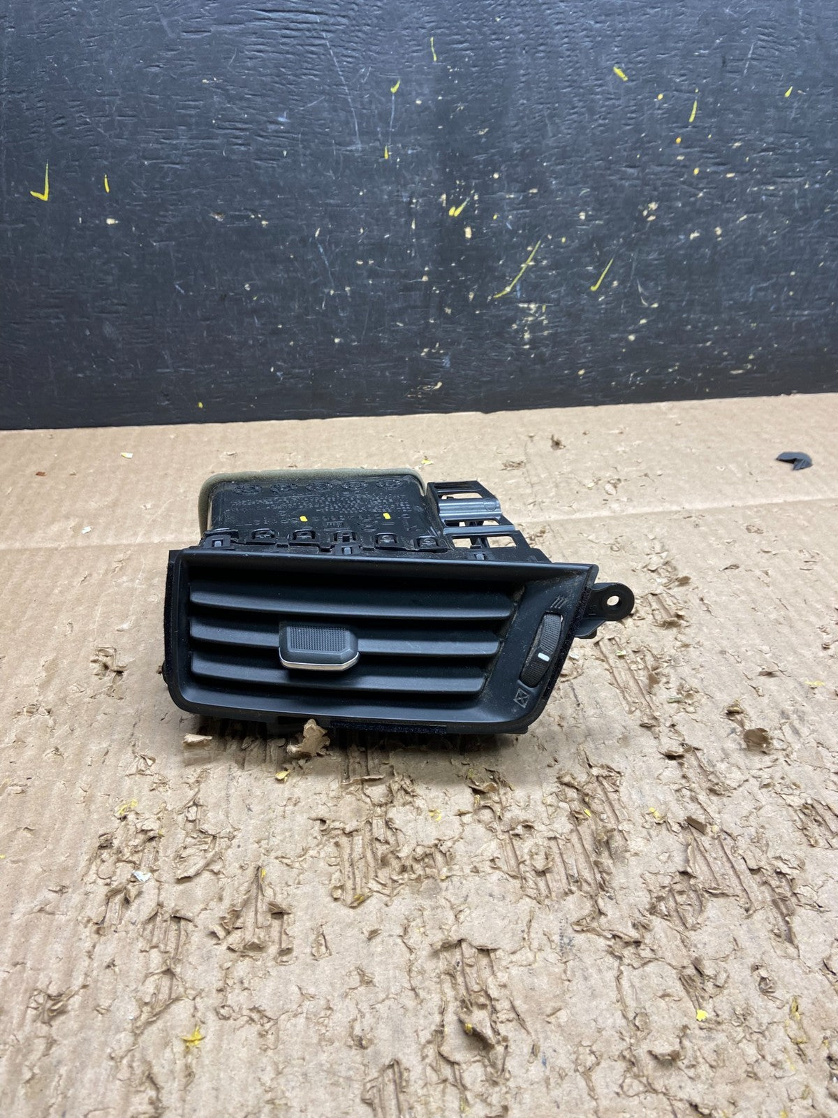 2014 to 2019  Chvrolet Silverado Front Panel Dashboard Air Vent V7561 DG0