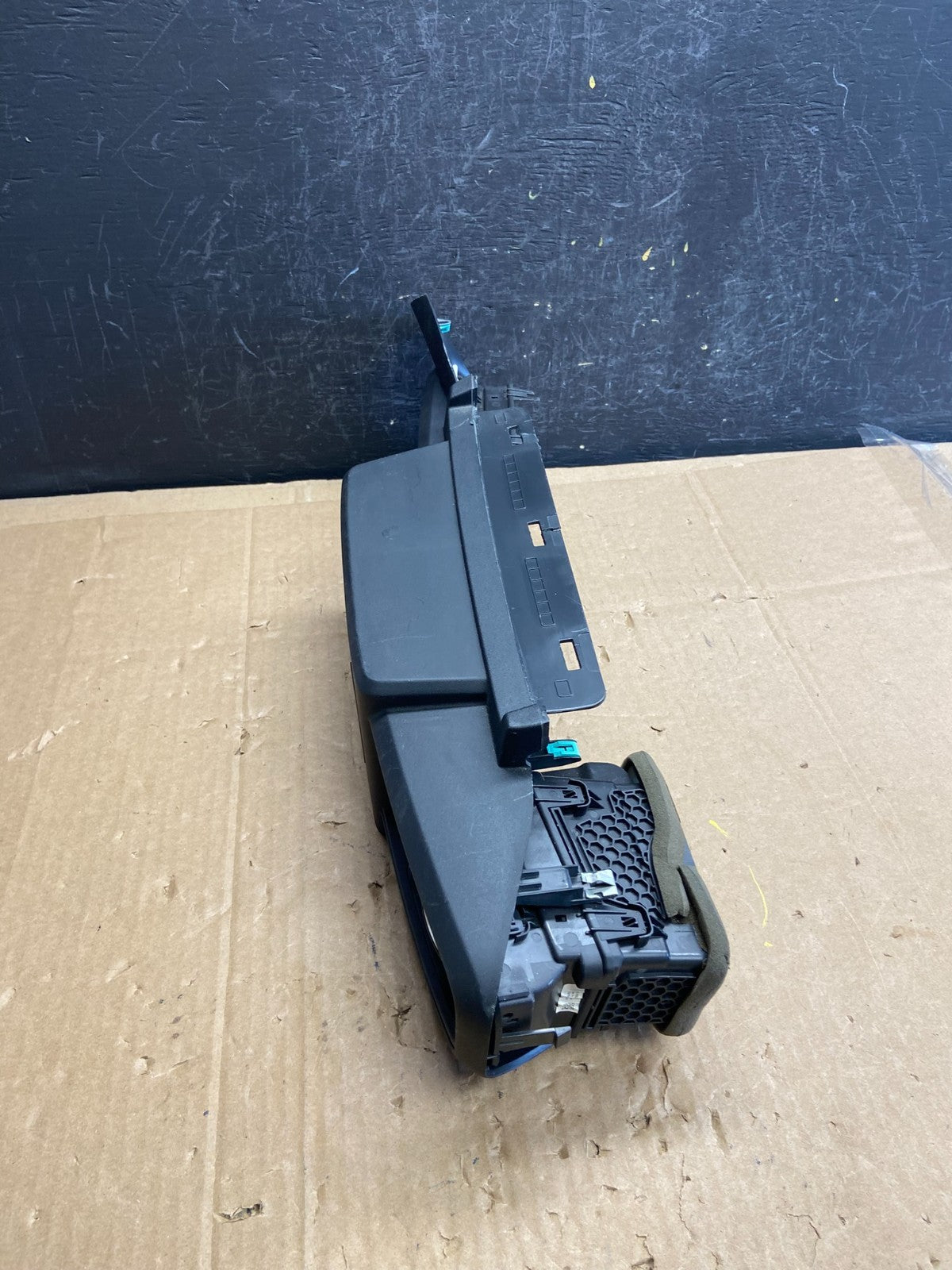 2020 to 2023 Ford Explorer Console Radio Display Screen Air Vents ad2185 DG2