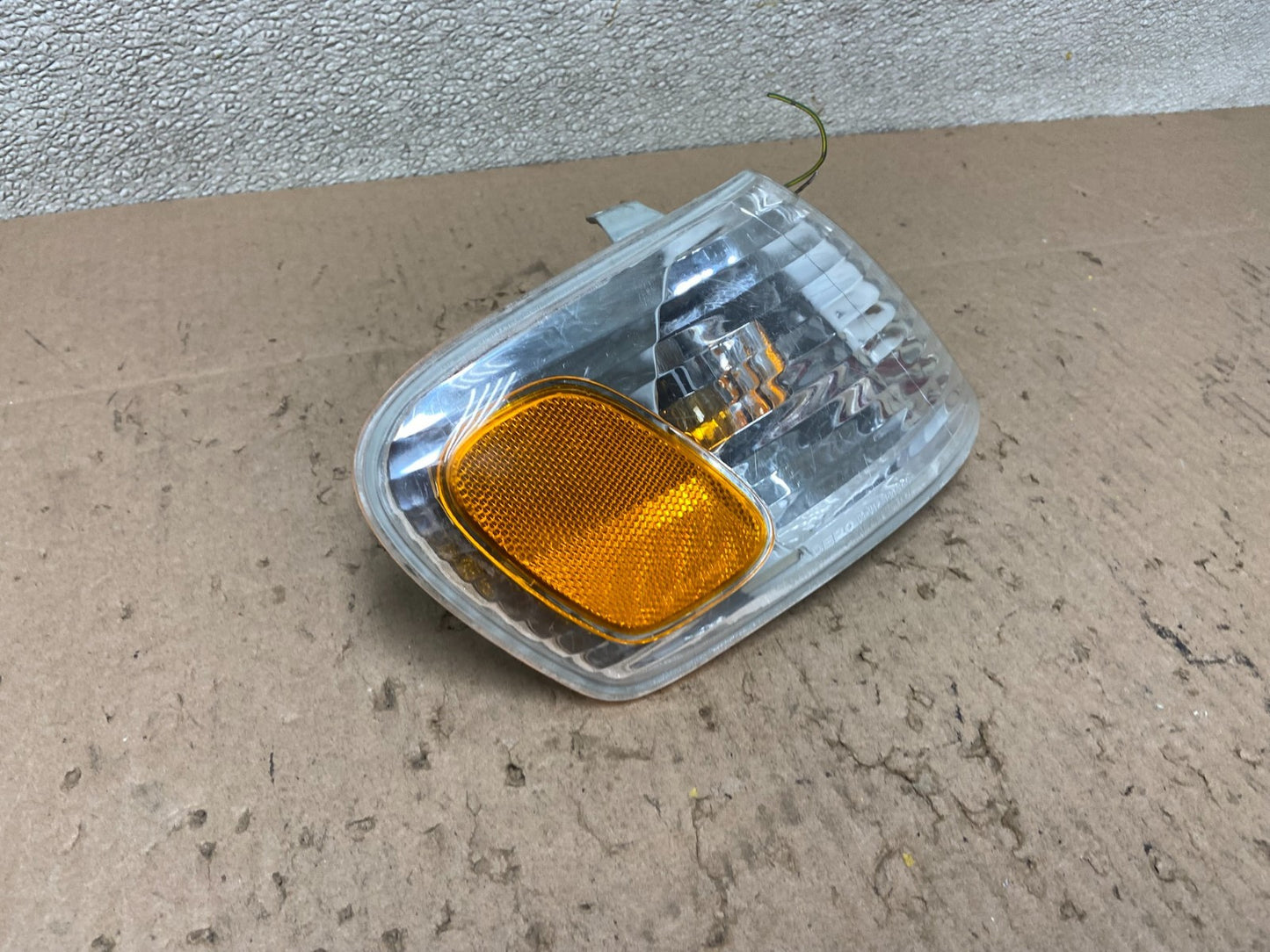 2001-2002 Toyota Corolla Right Passenger Turn Signal/Marker Light Oem Z6482 DW2