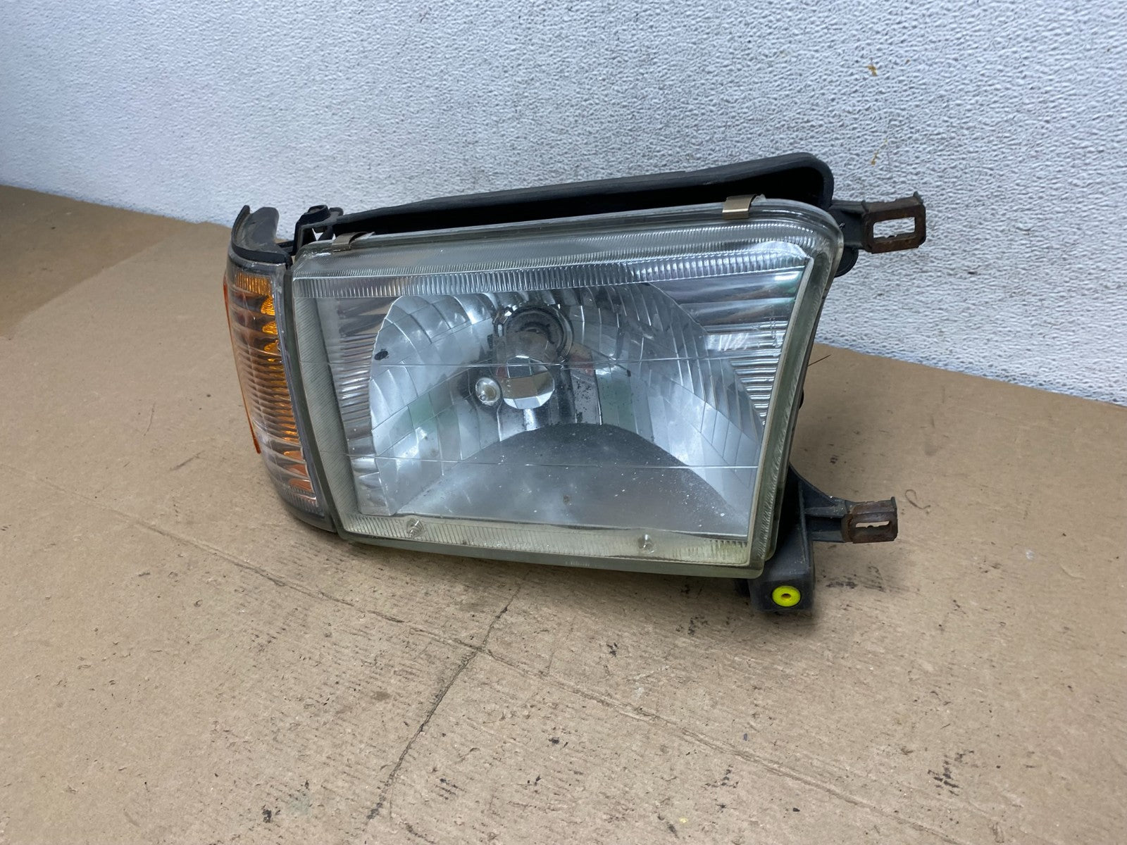 1996 to 2002 Toyota 4Runner Halogen Right Passenger RH Headlight AF5095 DW1