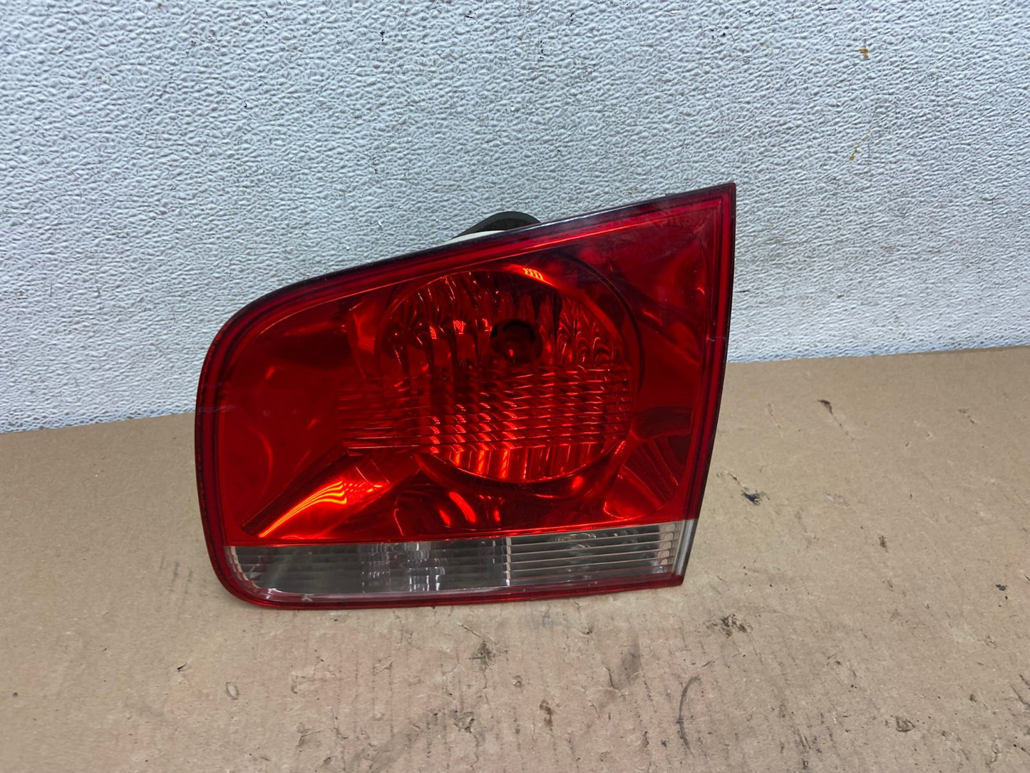 2004-2007 Volkswagen Touareg Right RH Side Inner Tail Light AF3269 LK0