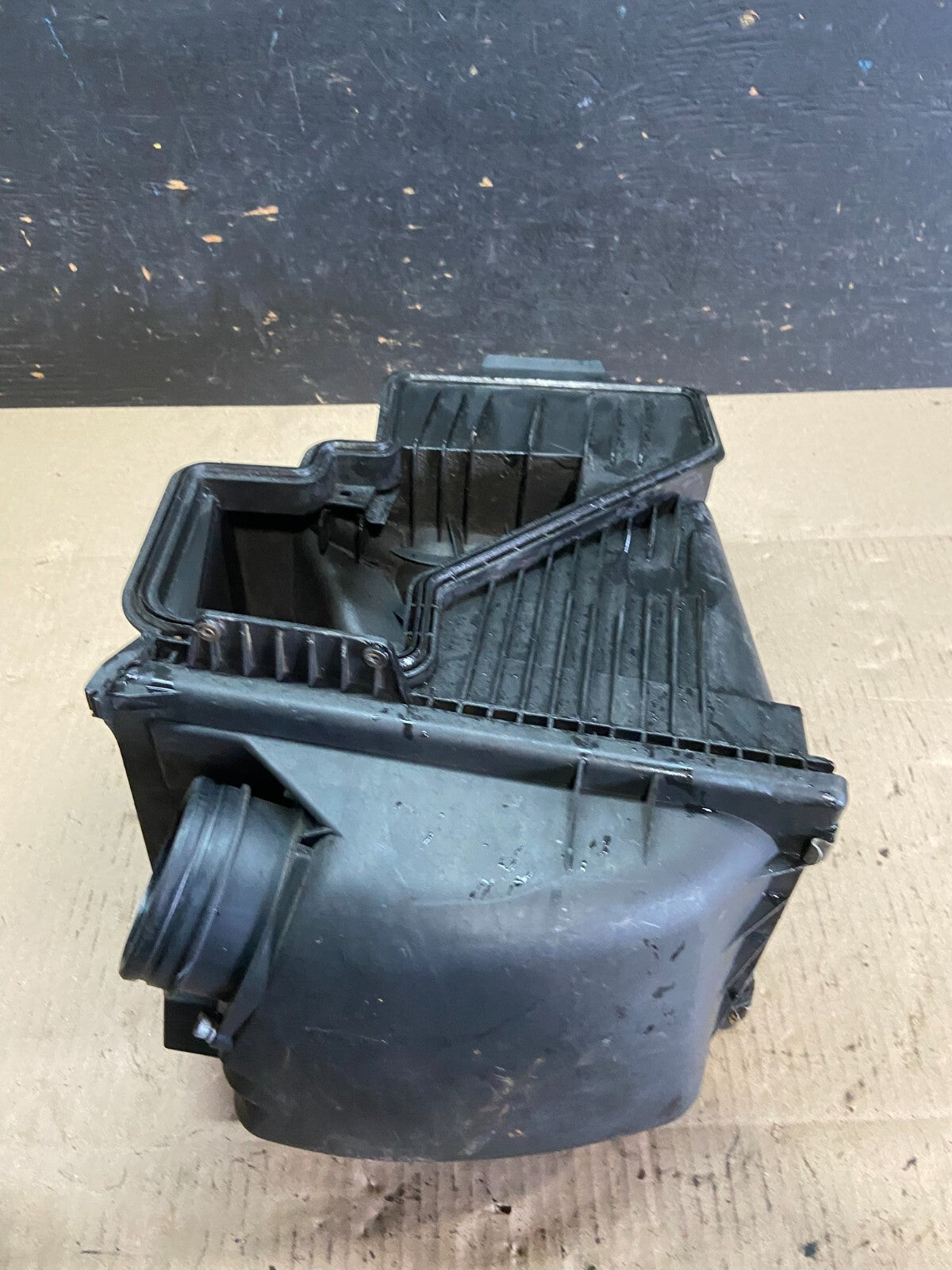 2002 to 2008 BMW 7 E65 E66 750Li 750i Right Side Air Cleaner Intake Box o0594 DG4
