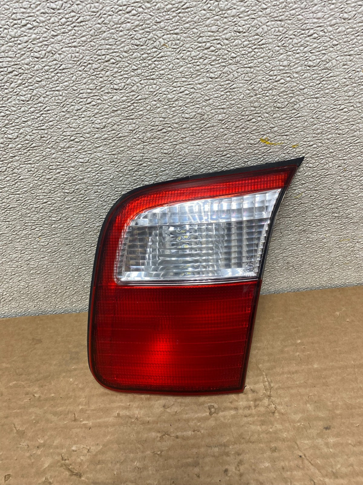 2001 2002 Subaru Forester Right Passenger RH Inner Lid Tail Light Oem Z2816 DW0