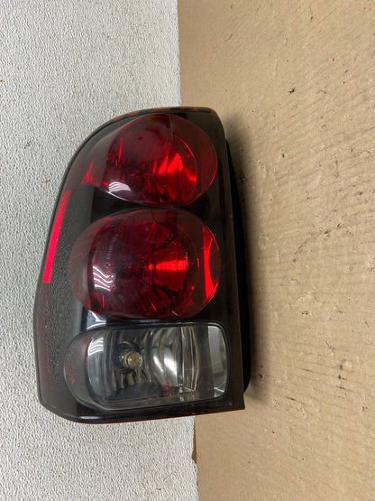 2002 to 2009 Chevrolet Trailblazer Left Driver LH Side Tail Light AG7986 LK0