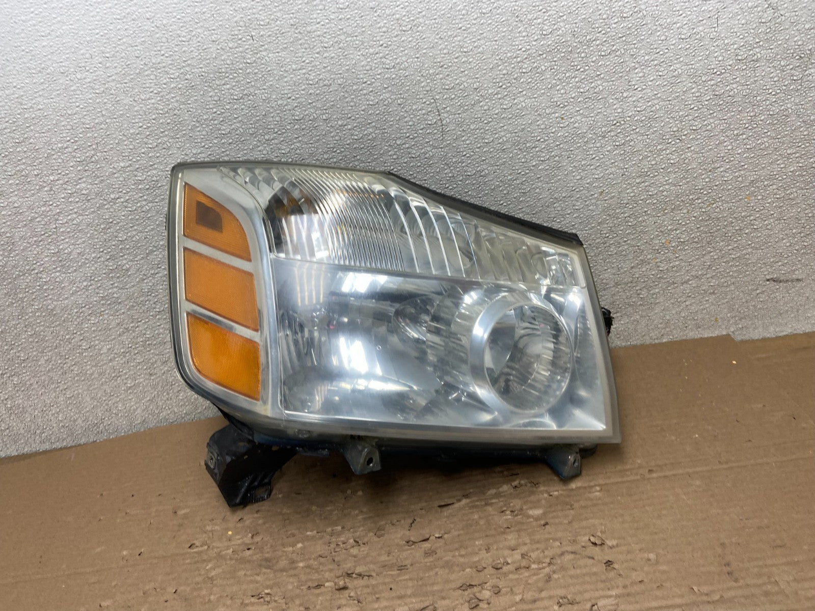 2004 to 2007 Nissan Armada Right Passenger RH Side Headlight Oem AB1666 DW0