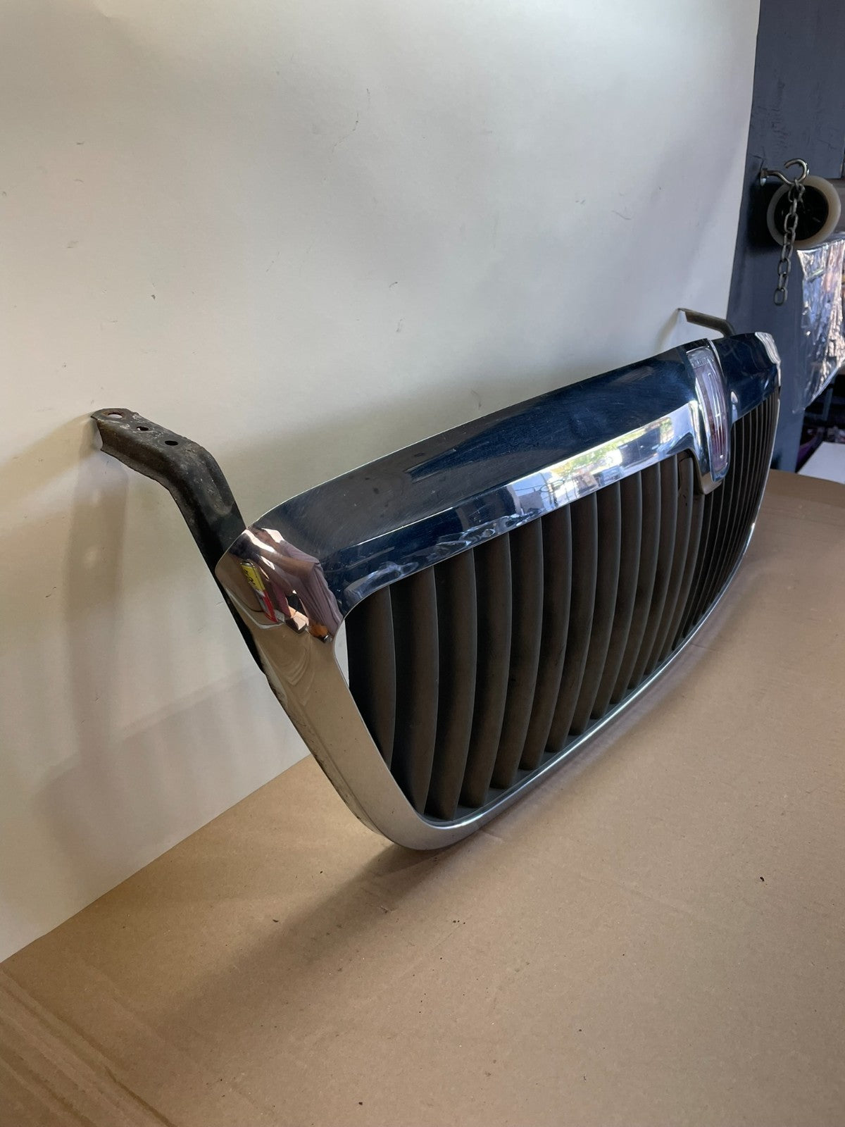 1998 to 2002 Lincoln Navigator Front Upper Grill Grille AI0647 DG2