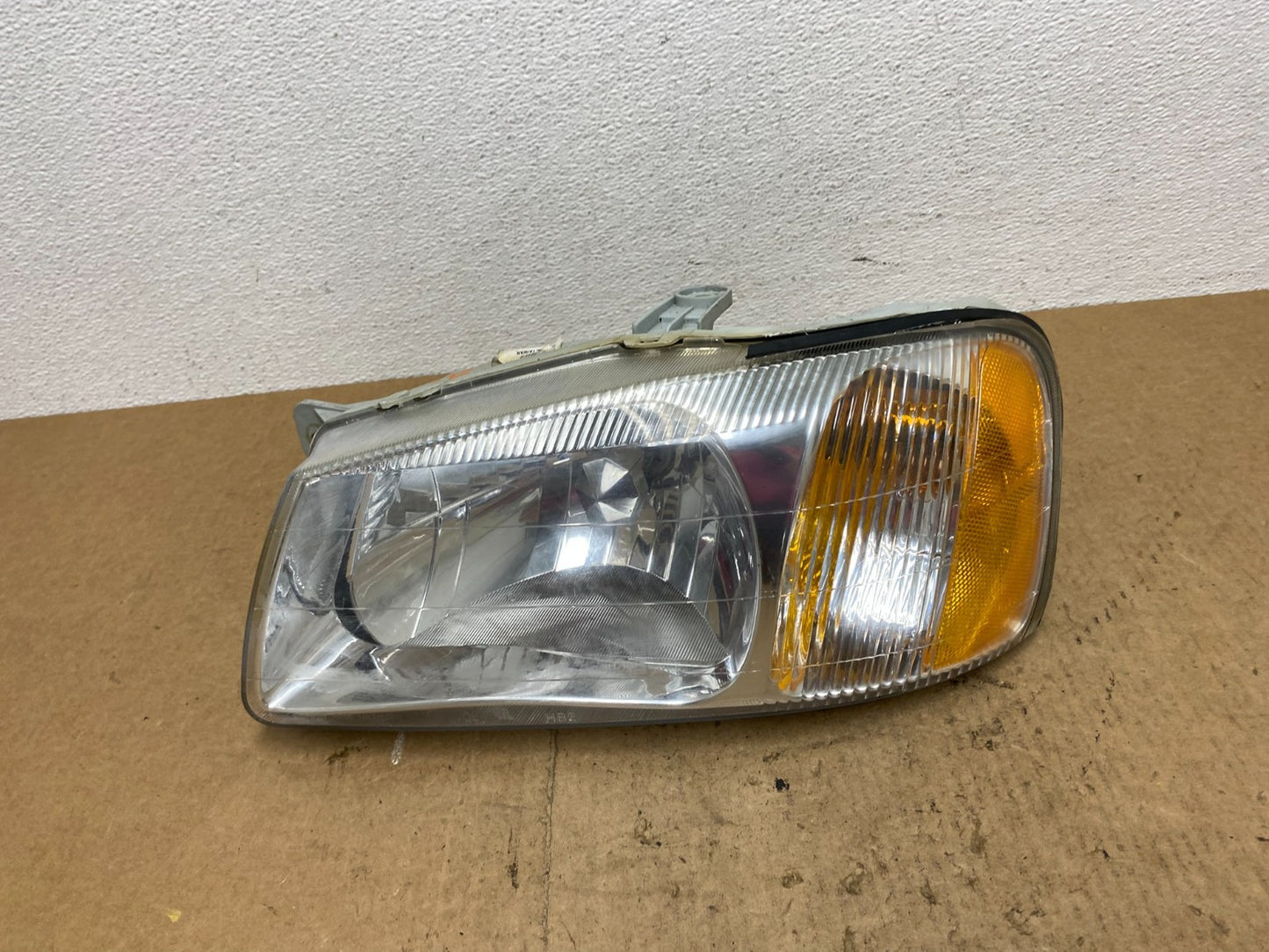 2000 to 2002 Hyundai Accent Left Driver Halogen Headlight AC3485 DW0