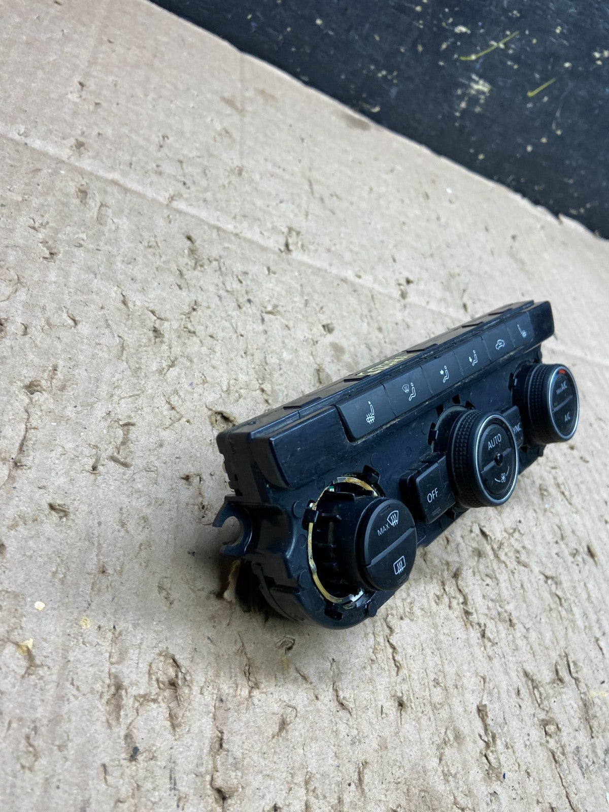 2016 - 2019 Volkswagen Passat Center Climate Control Panel AC Heater Y8033 DG2