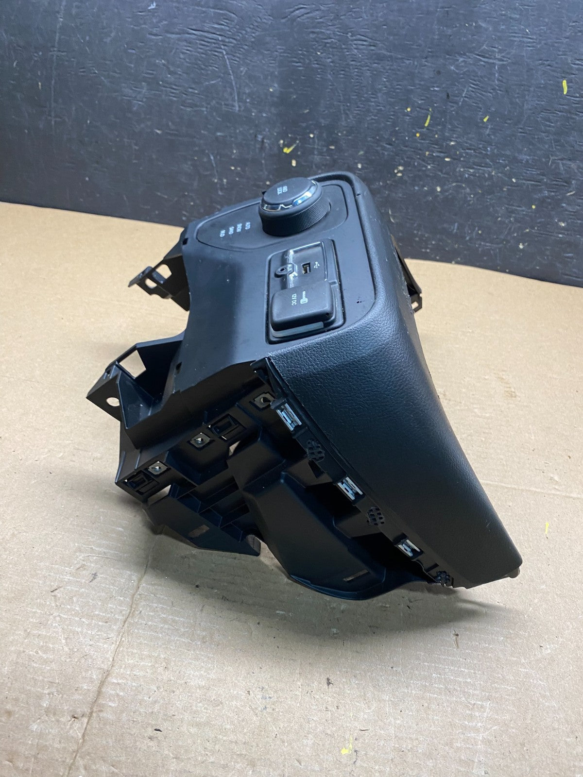 2015-2018 Jeep Renegade Center Console Front Lower AUX USB DC Power Oem Q9532 DG1