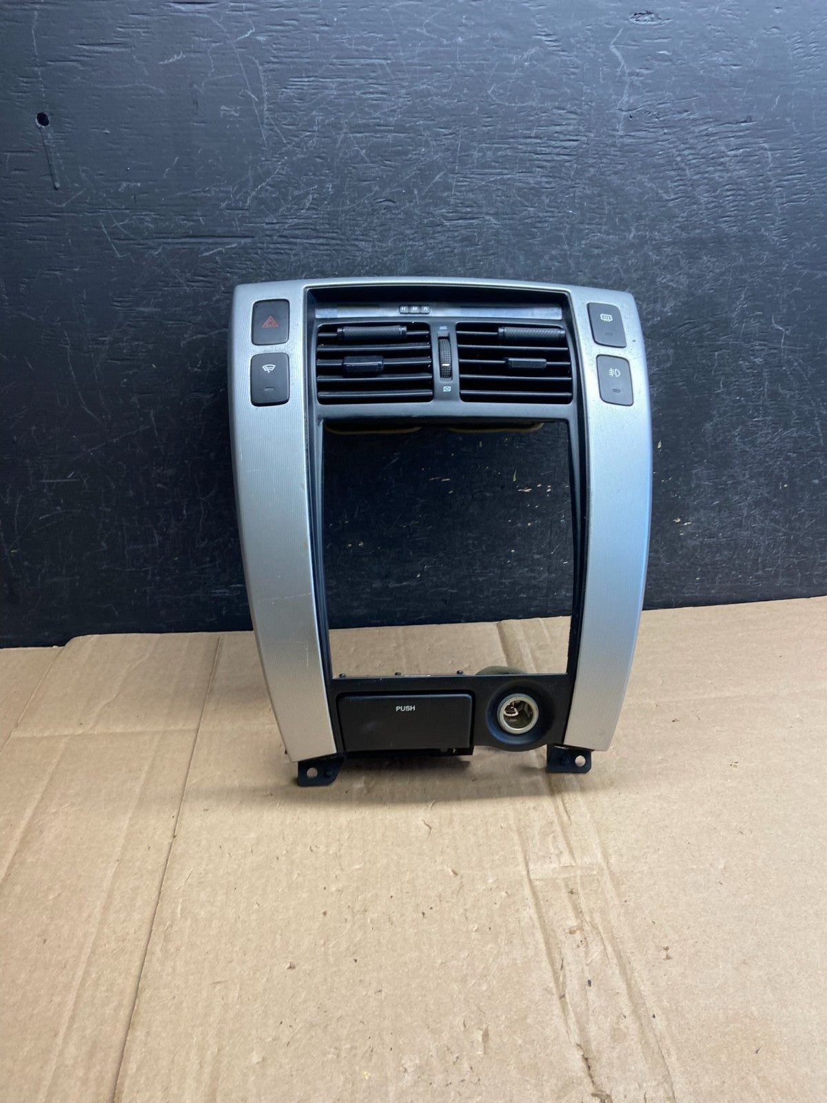 2005 - 2009 Hyundai Tucson Center Radio Climate Control Air Vent Bezel ai6096 DG0