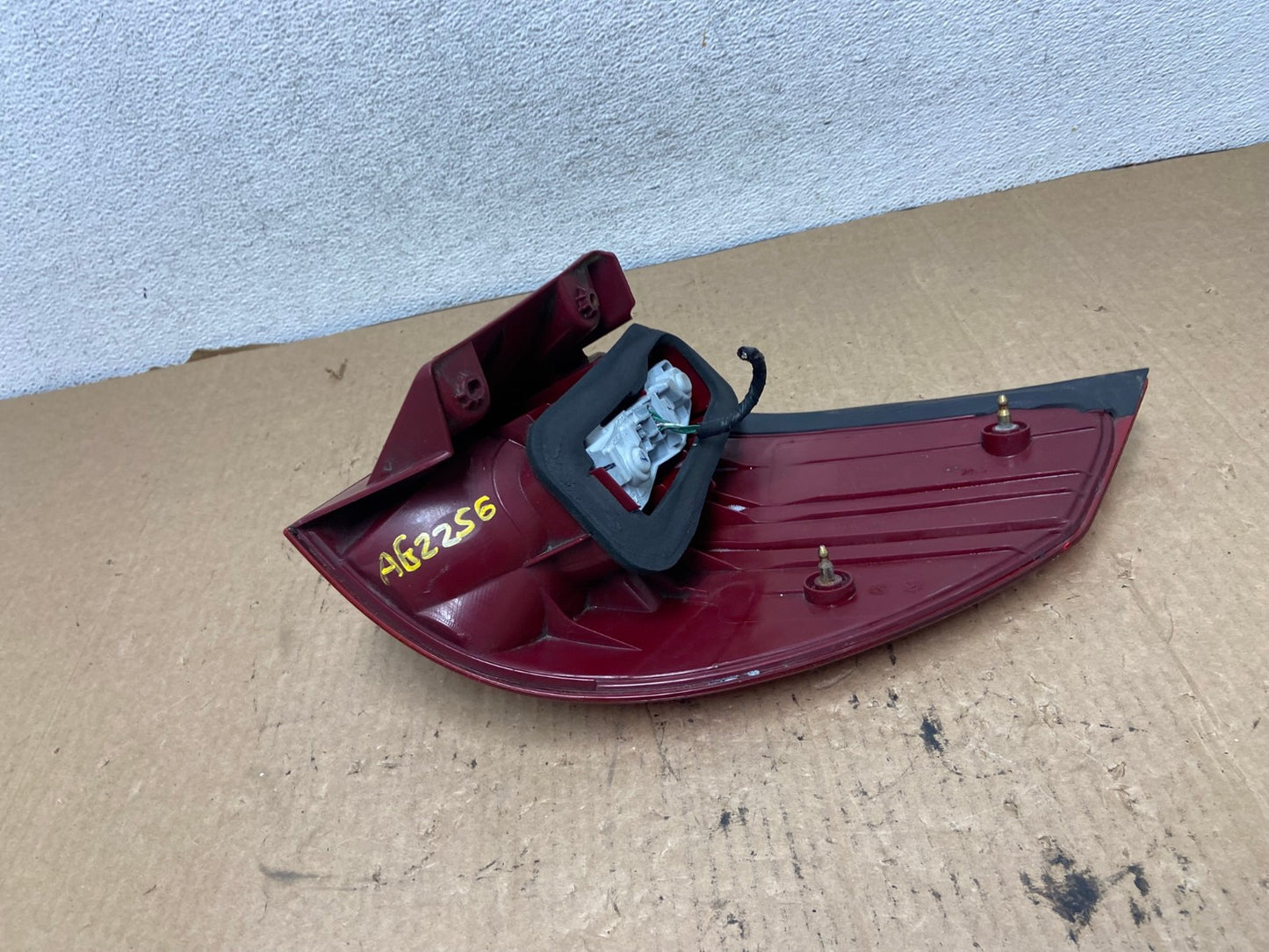 2004 to 2005 Toyota Sienna Left Driver LH Side Tail Light AG2256 LK7