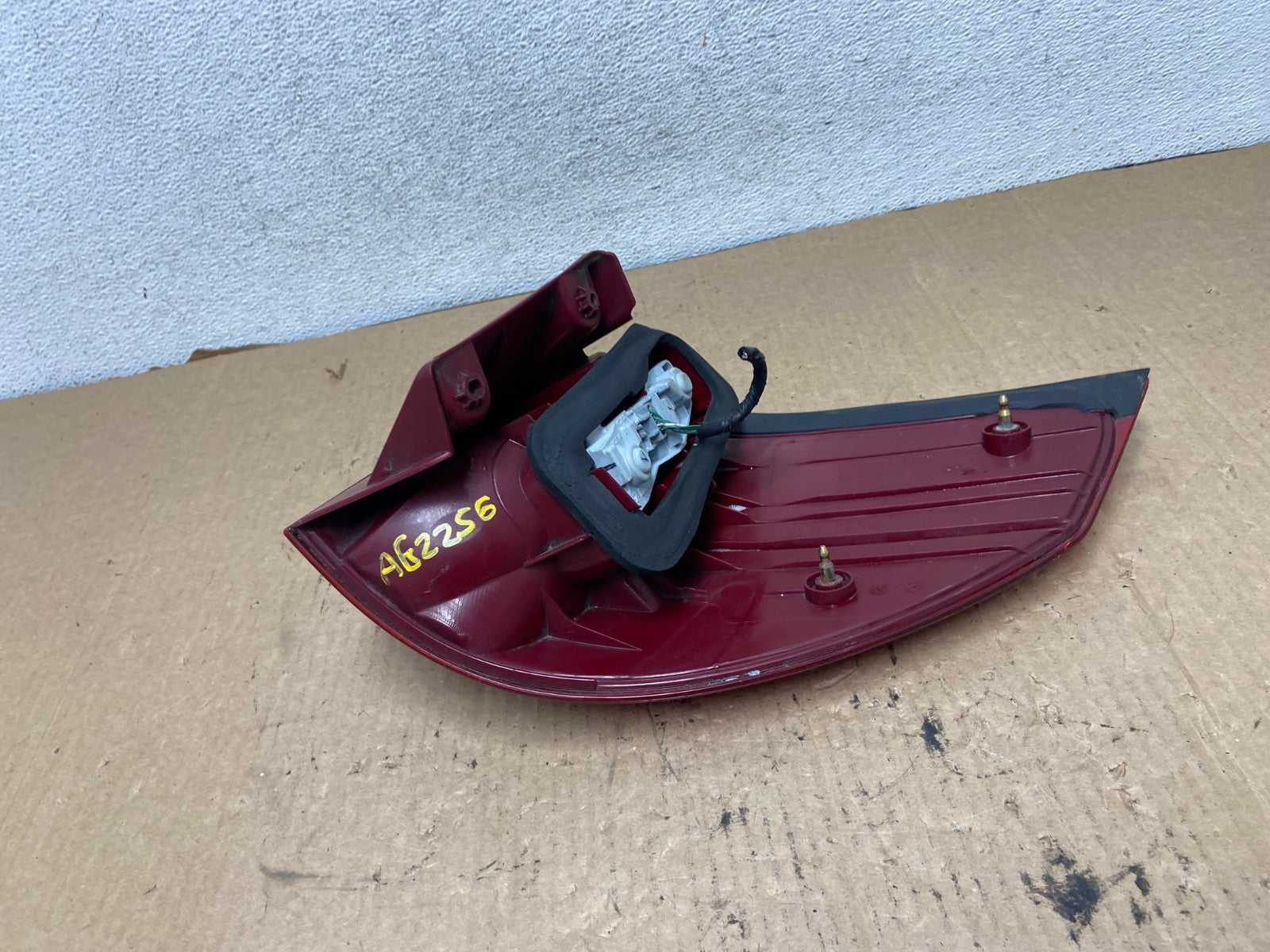 2004 to 2005 Toyota Sienna Left Driver LH Side Tail Light AG2256 LK7