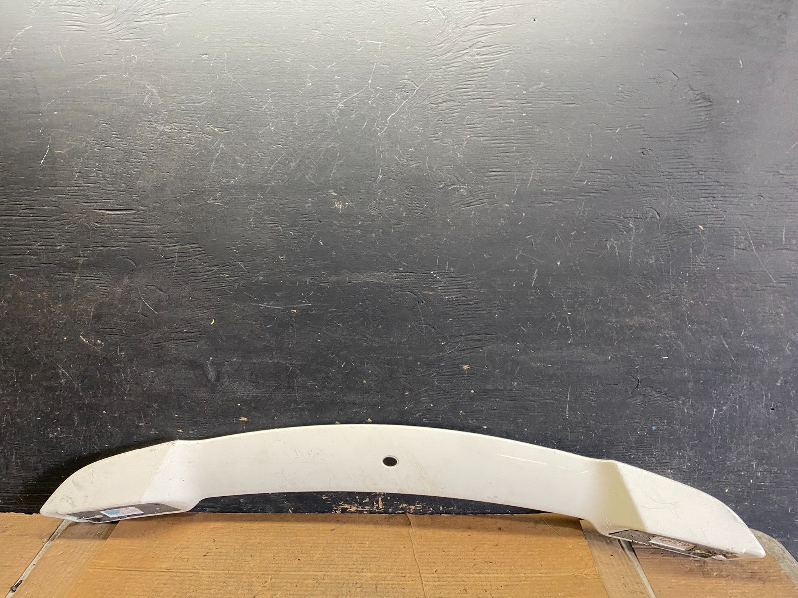 2008 to 2014 Land Rover LR2 Rear Trunk Tail Light Lift Gate Spoiler Q8574 DG9