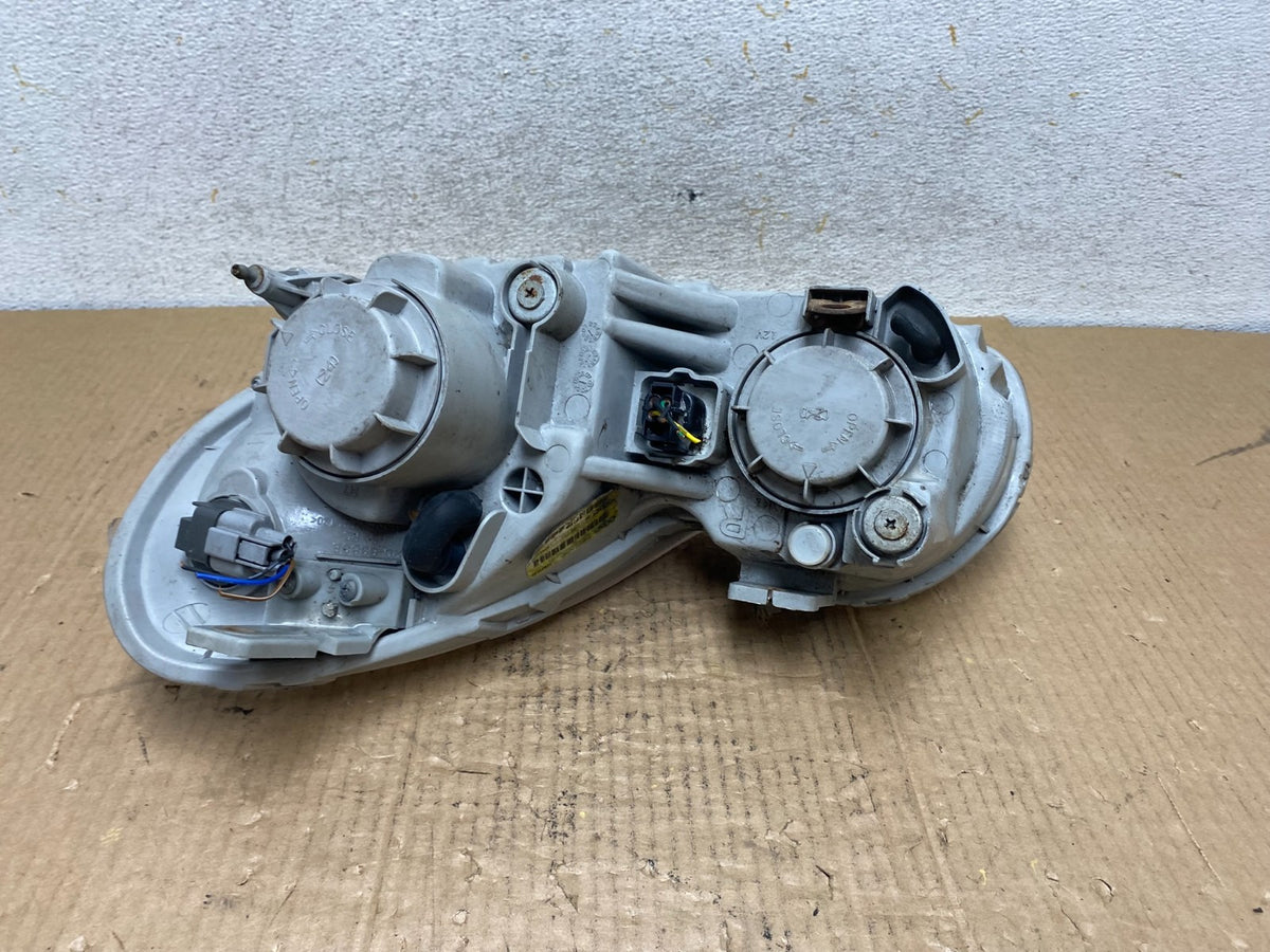 2002-2005 Hyundai Sonata Right Passenger Headlight Halogen TYC AI6873 DW5