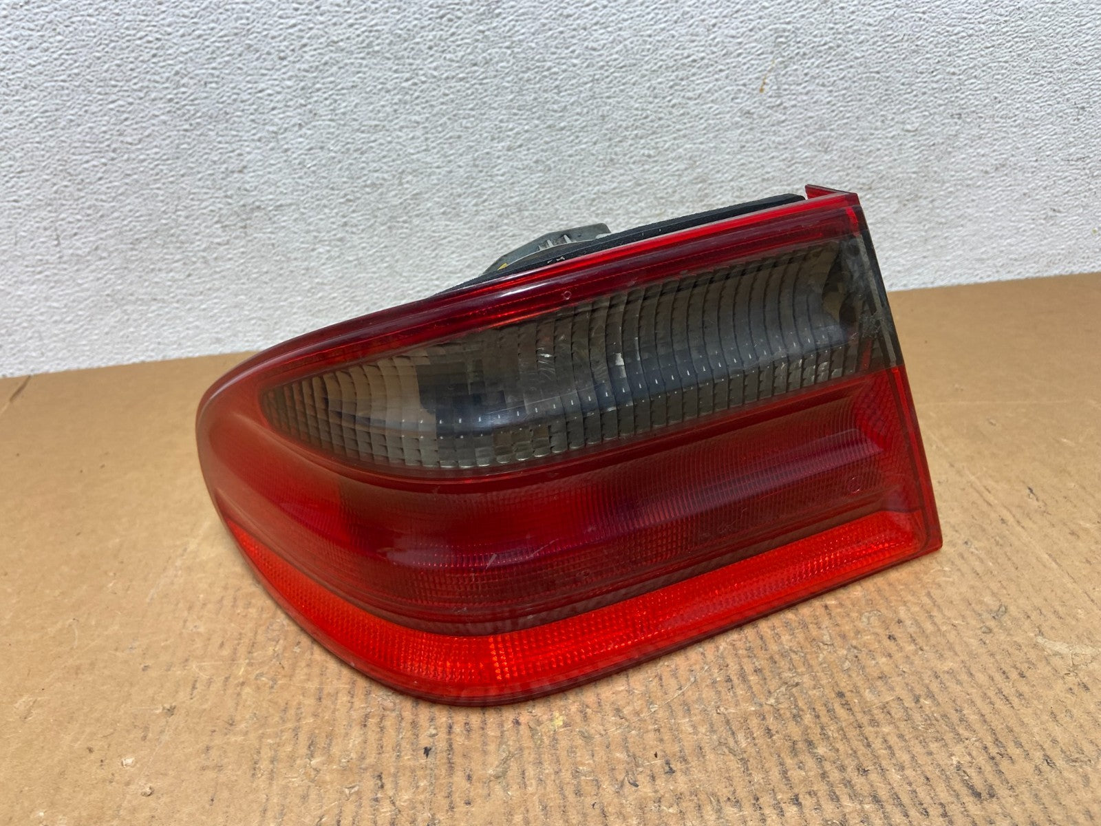 2000-2002 Mercedes-Benz E-Class E430 E320 Left Driver LH Tail Light AE1331 DW0