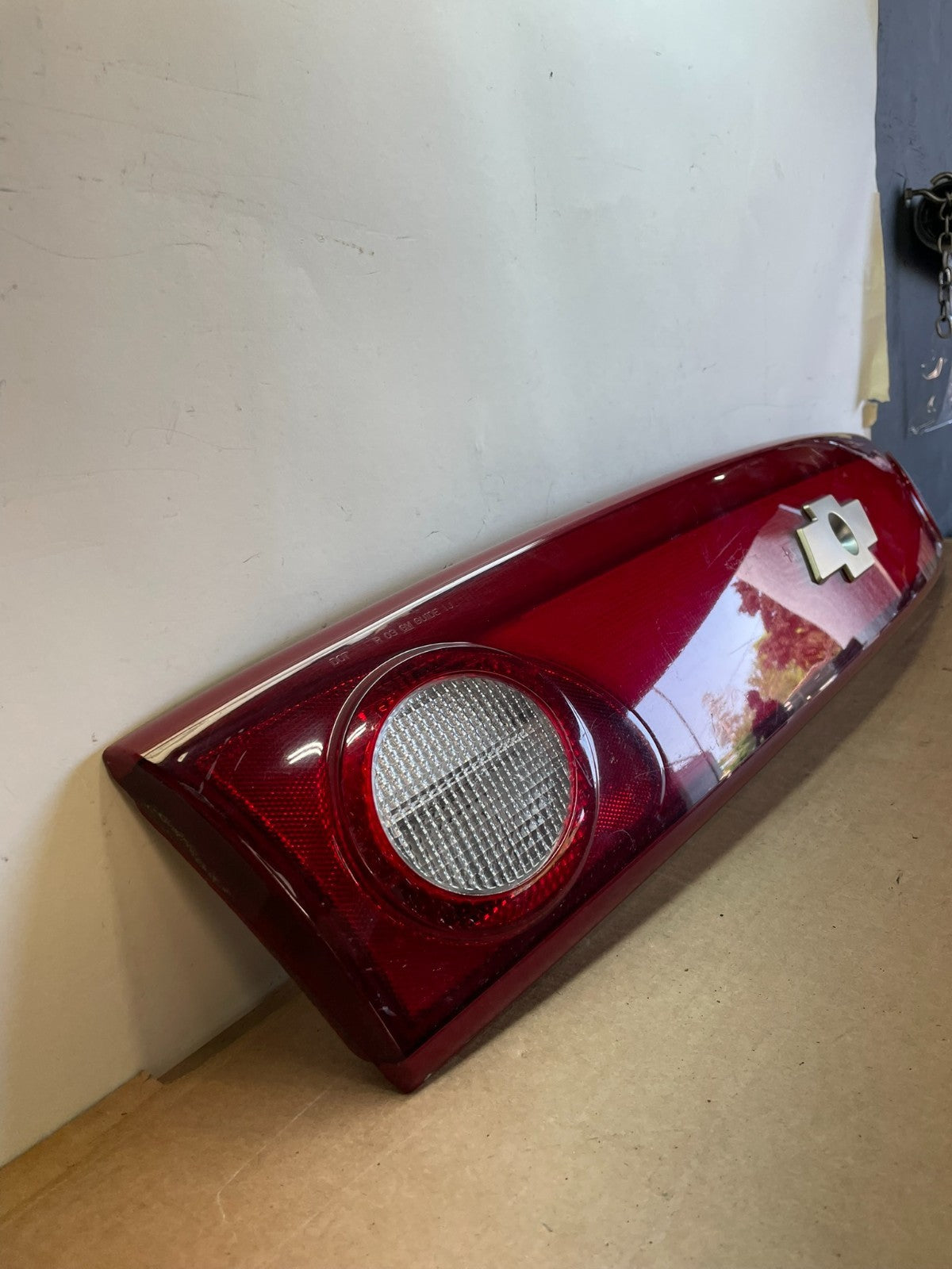 2003 2004 2005 Chevrolet Cavalier Rear Trunk LID Center Tail Light AG0937 DG2