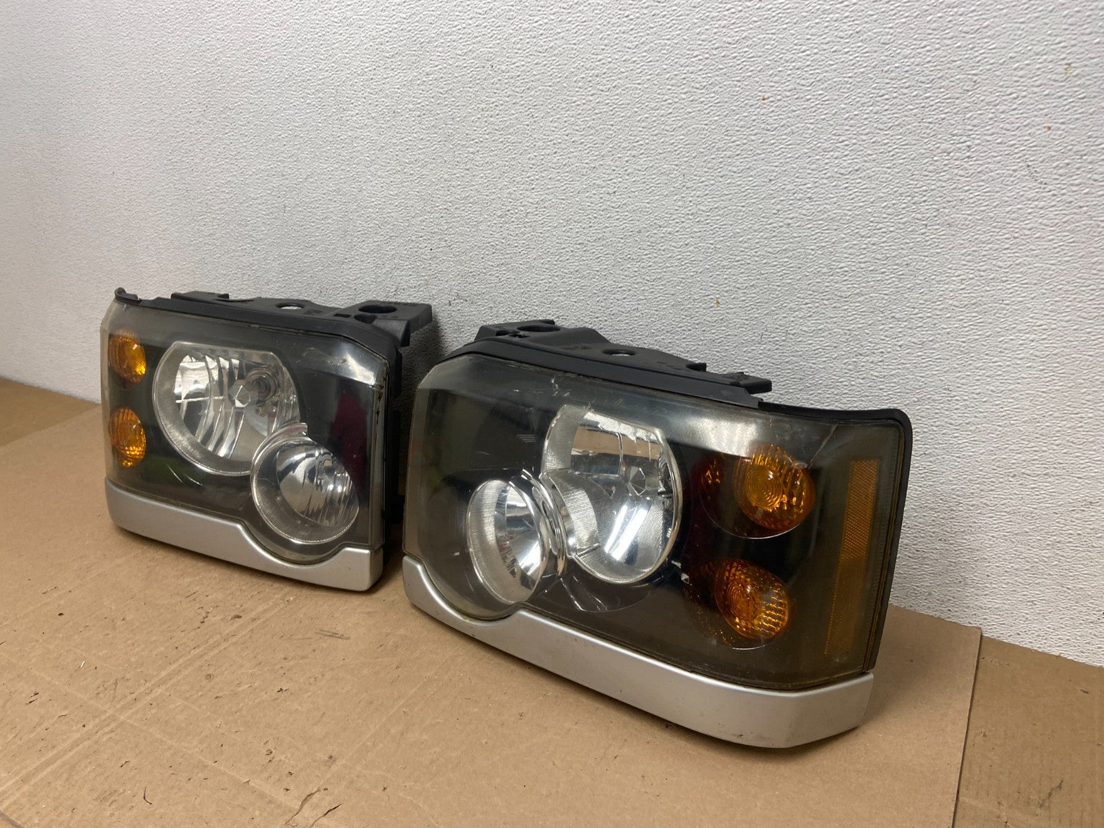 2003 - 2004 Land Rover Discovery Left+Right Set Halogen Headlights AE6028 DG1