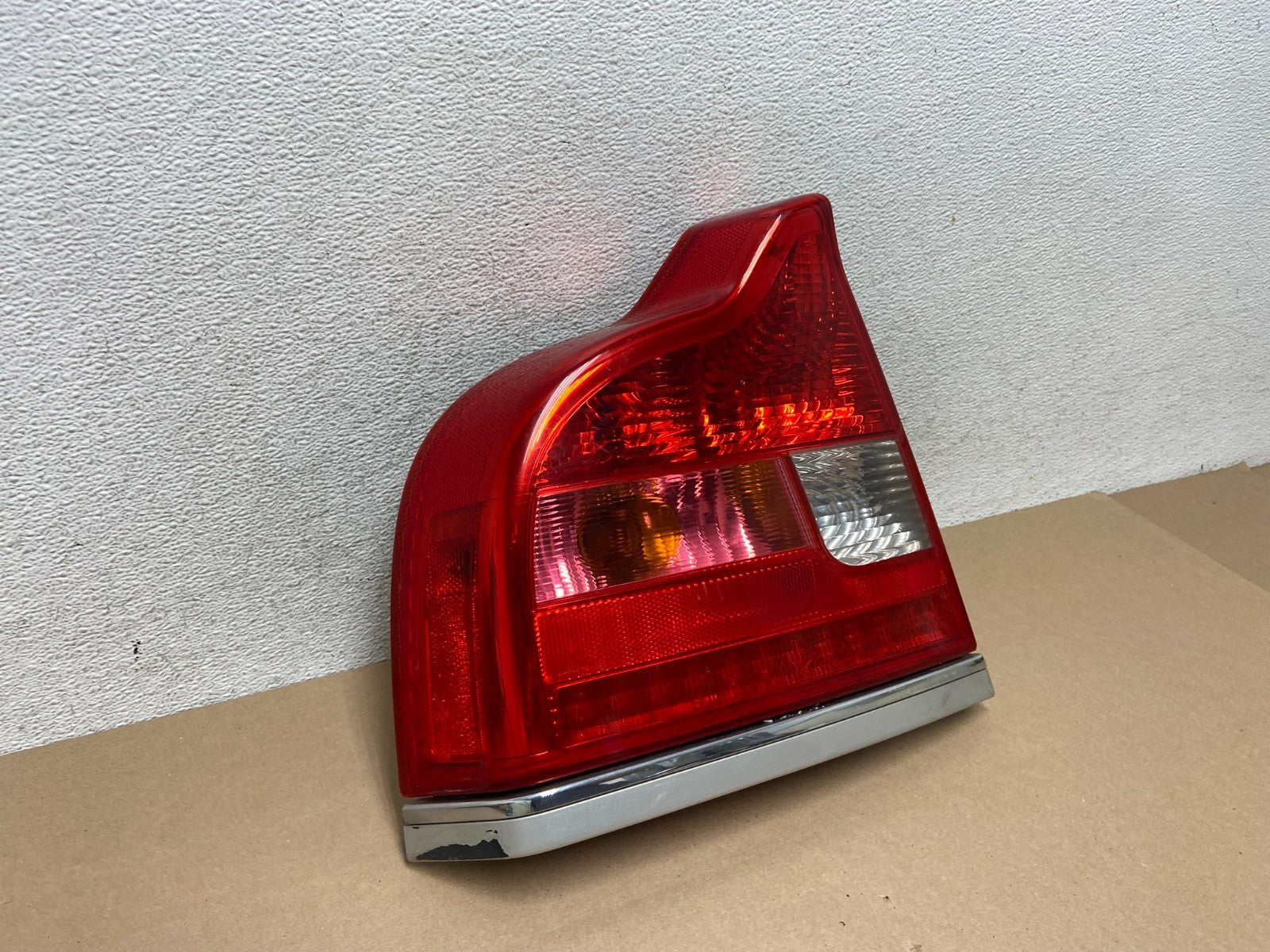 2004 - 2006 Volvo S80 Left Driver LH Side Tail Light AG5702 DW2