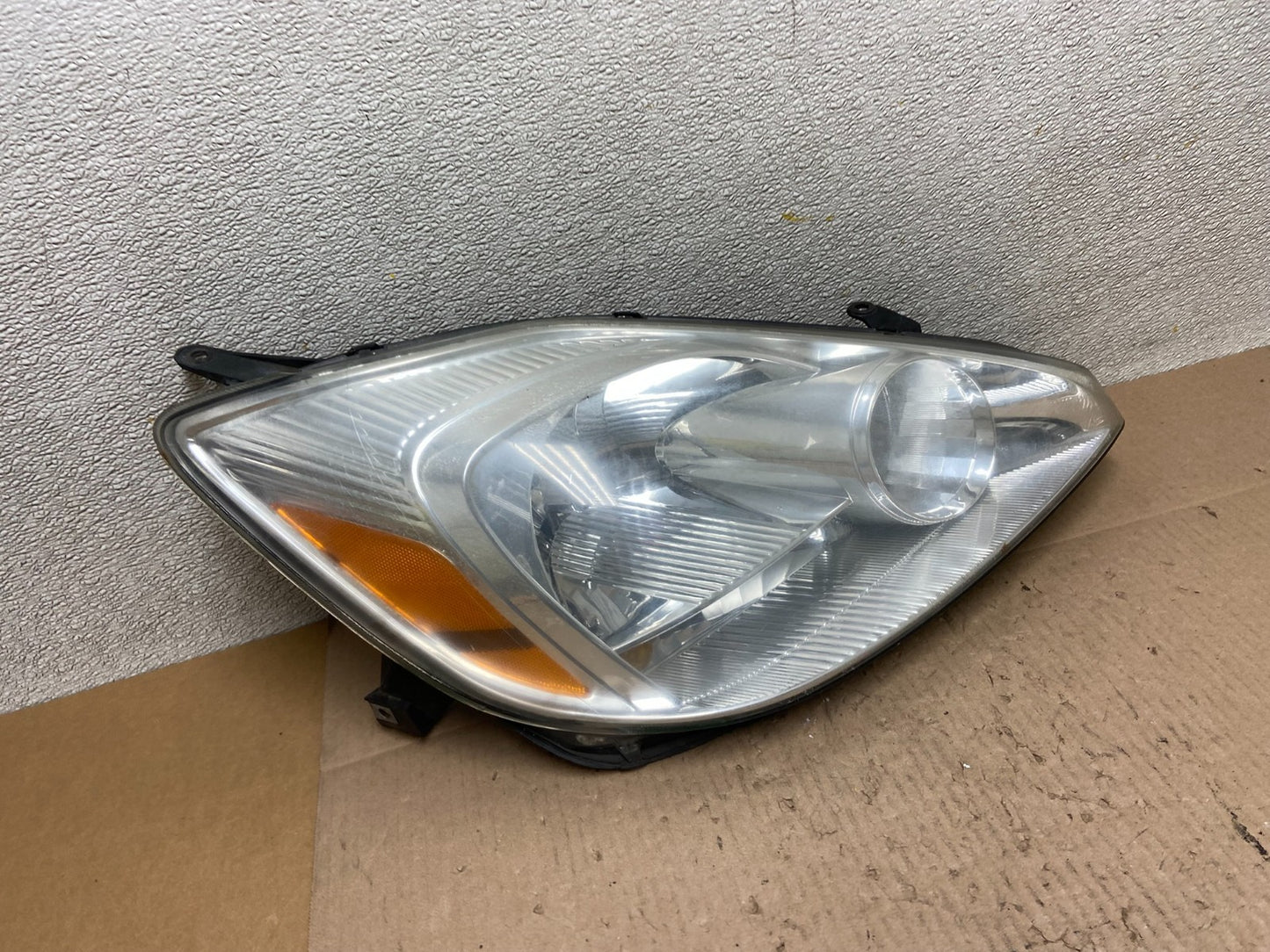 2004-2005 Toyota Sienna Right Passenger Halogen Headlight OEM Z6101 DW2