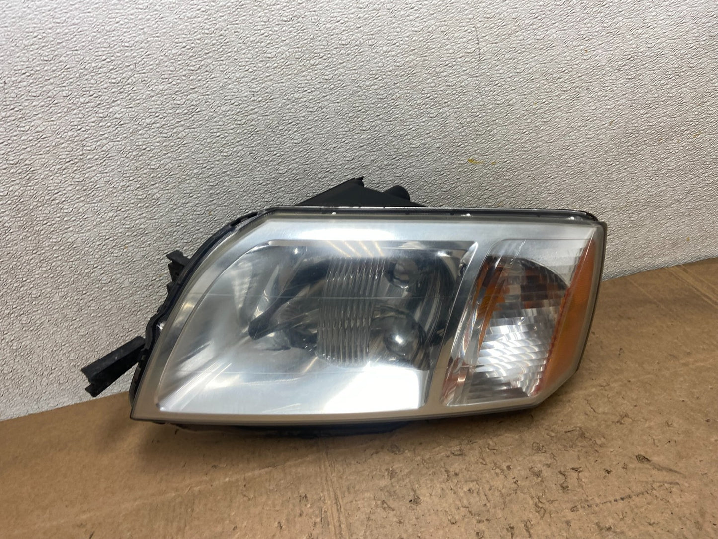 2004 - 2008 Mitsubishi Endeavor Headlight Left Driver Lh Side OEM Y7076 DW0