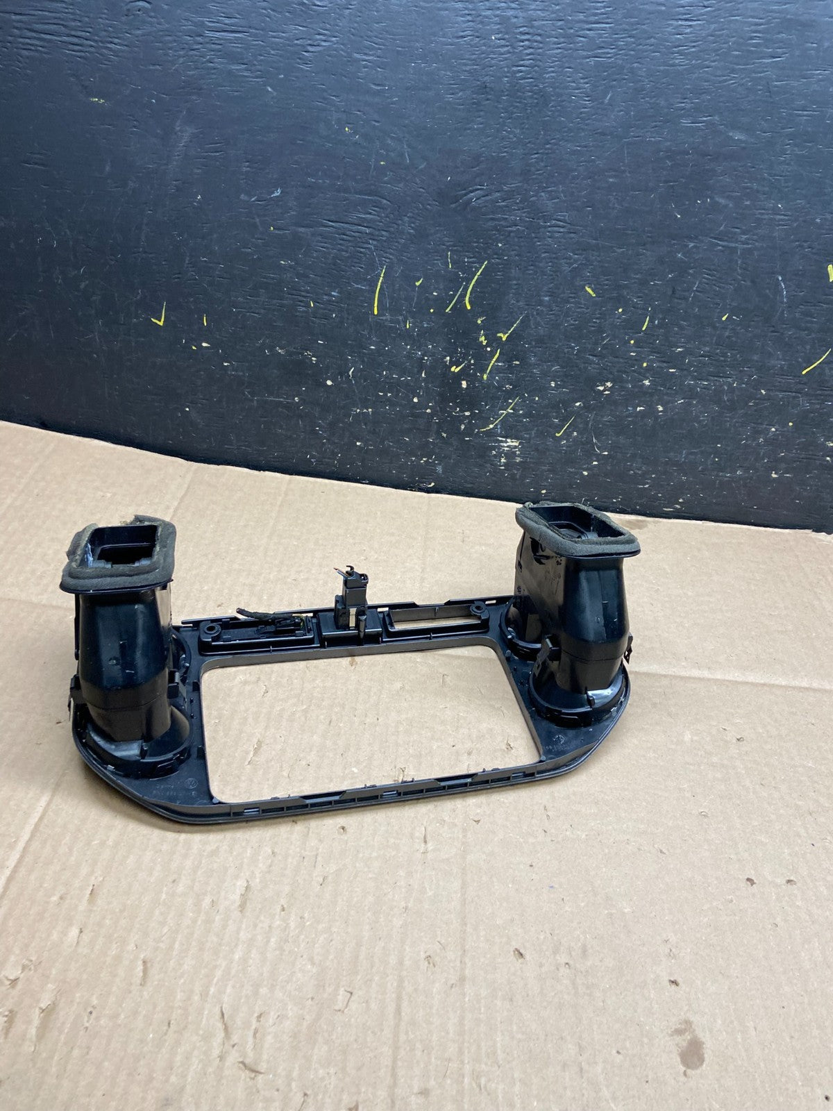 2012 to 2017 Volkswagen Tiguan Center Dashboard Radio Bezel Trim Y2163 DG4