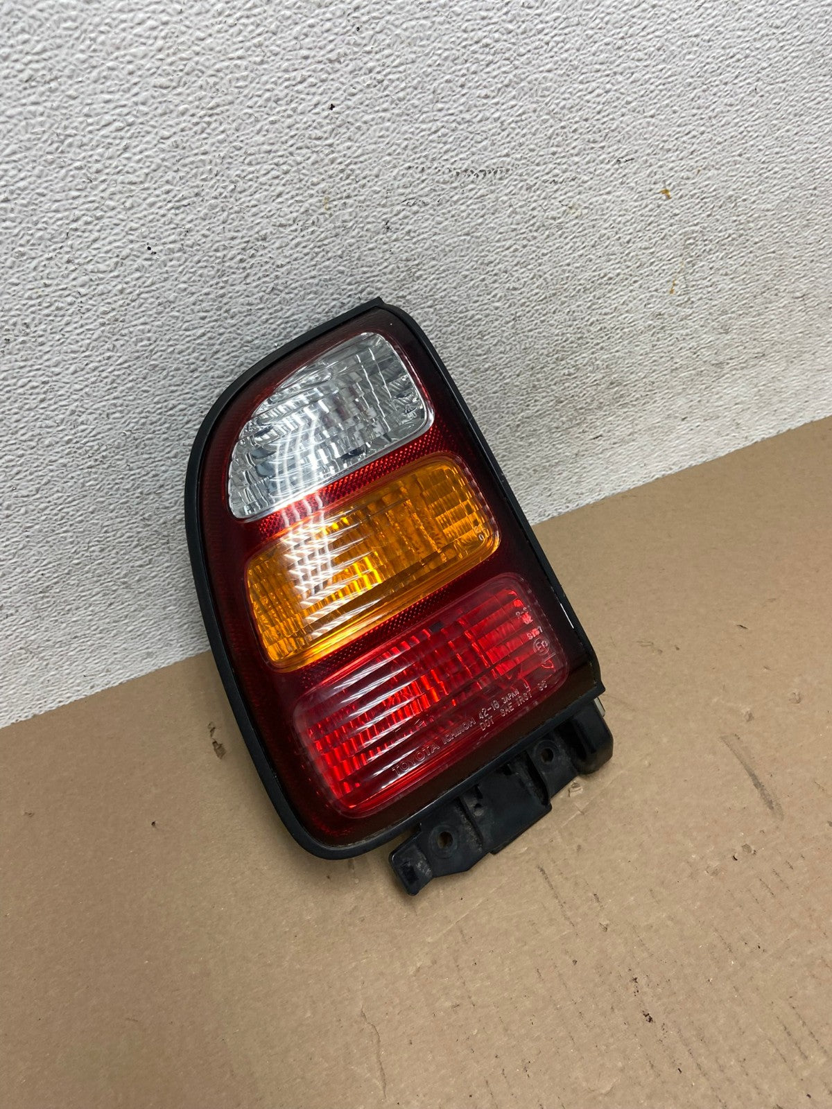 1998 2000 Toyota RAV4 Left Driver LH Side Tail Light AE7205 LK2