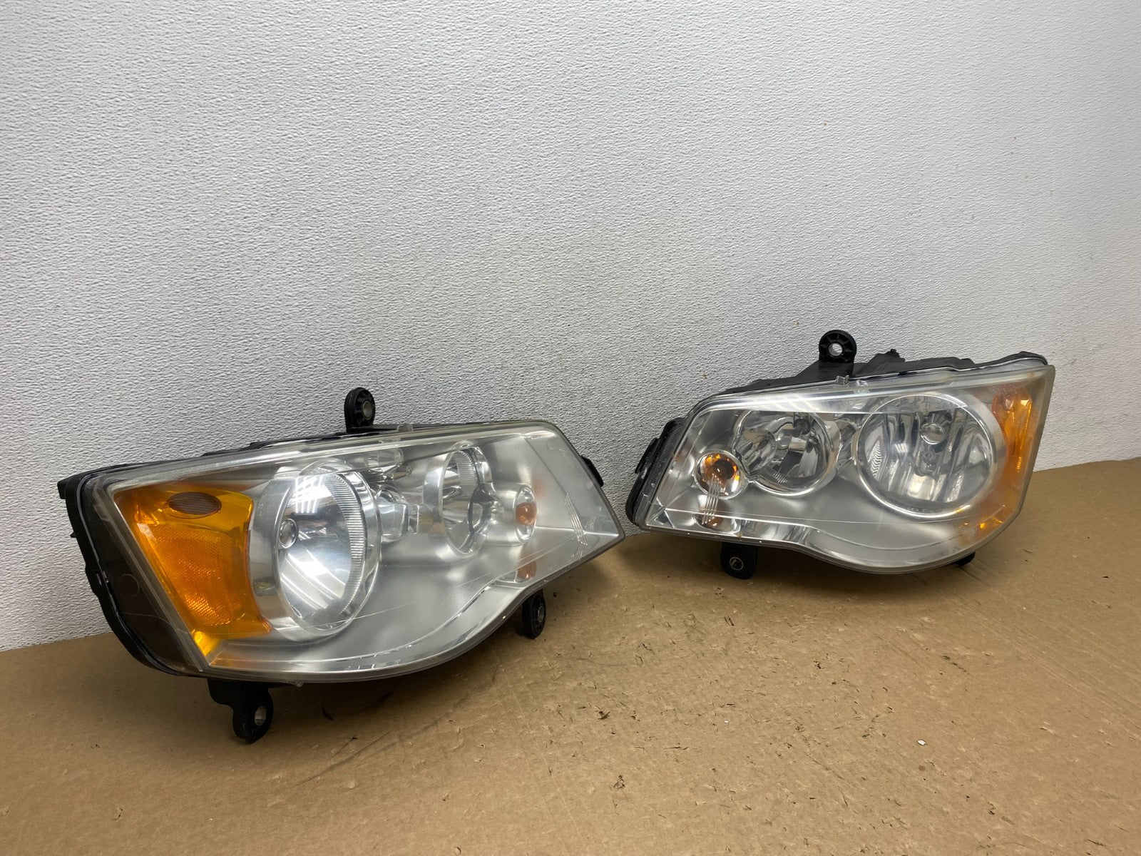 2008 to 2016 Chrysler Town and Country Left+Right Side Headlights AG1109 DW2