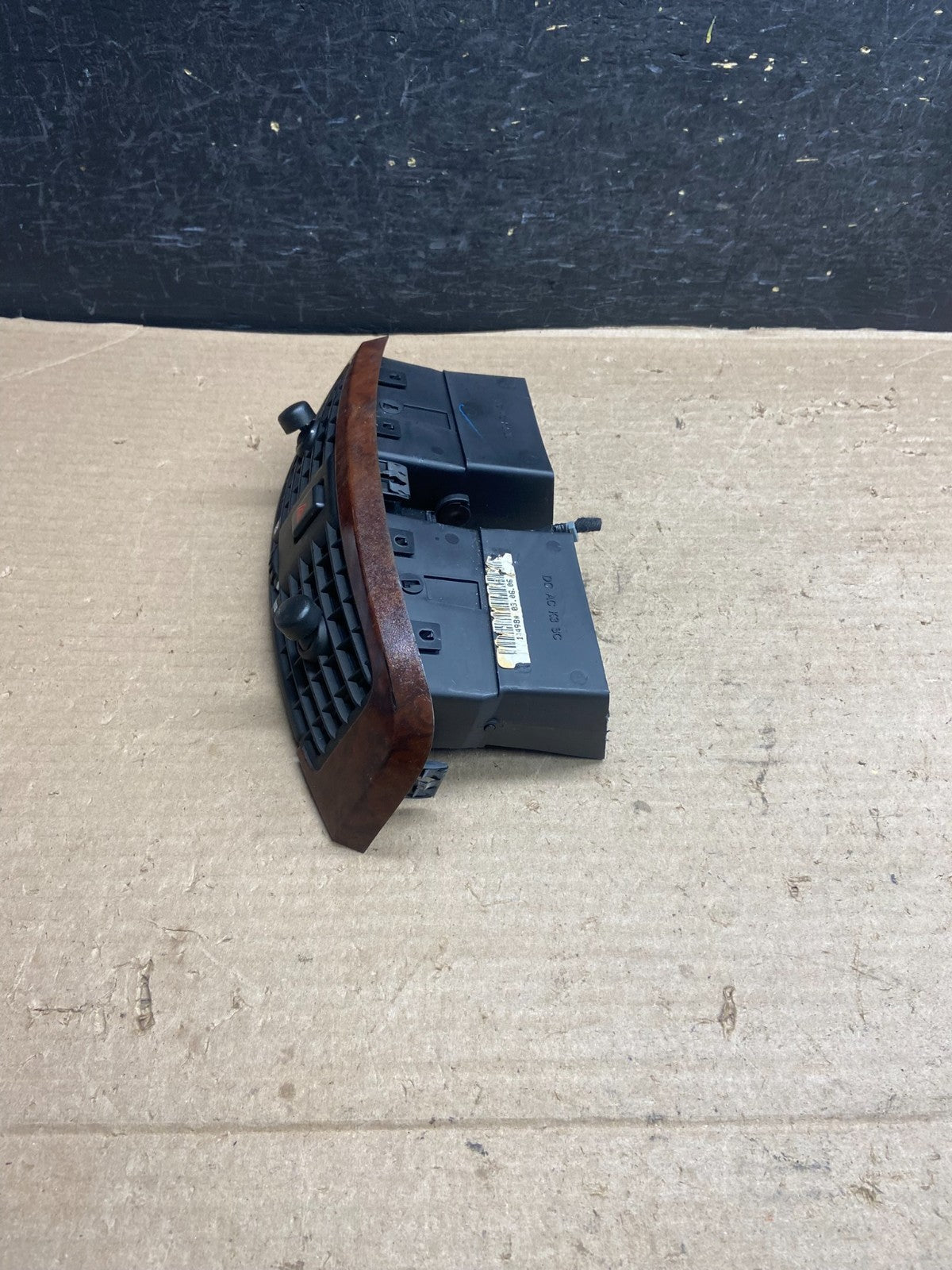 2004 to 2009 Cadillac SRX Front Center Dash A/C Air Vent ah5396 DG1