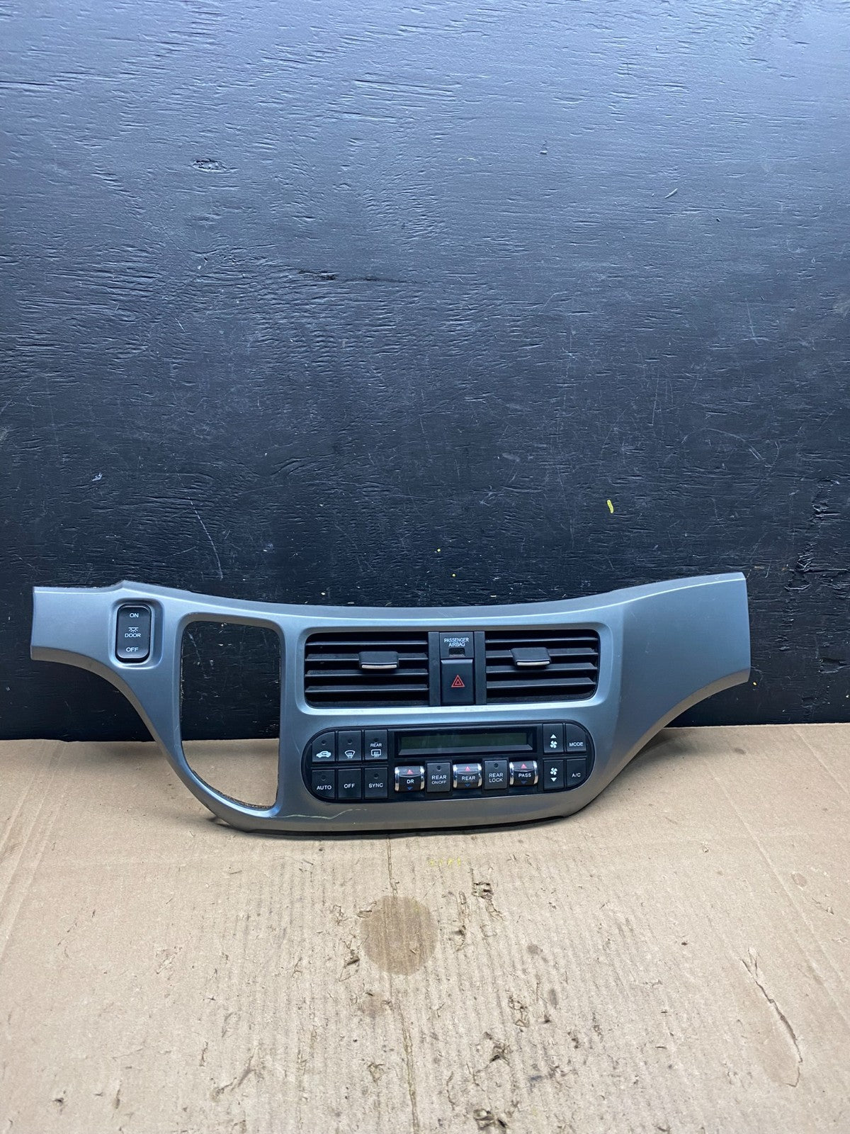 2005 to 2010 Honda Odyssey  Radio Climate Control Dash Trim Bezel Oem p1714 DG0