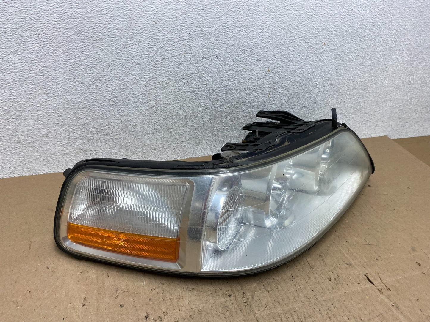 2005 to 2011 Lincoln Town Car Right Passenger Rh Side Headlight AE6606 DW2