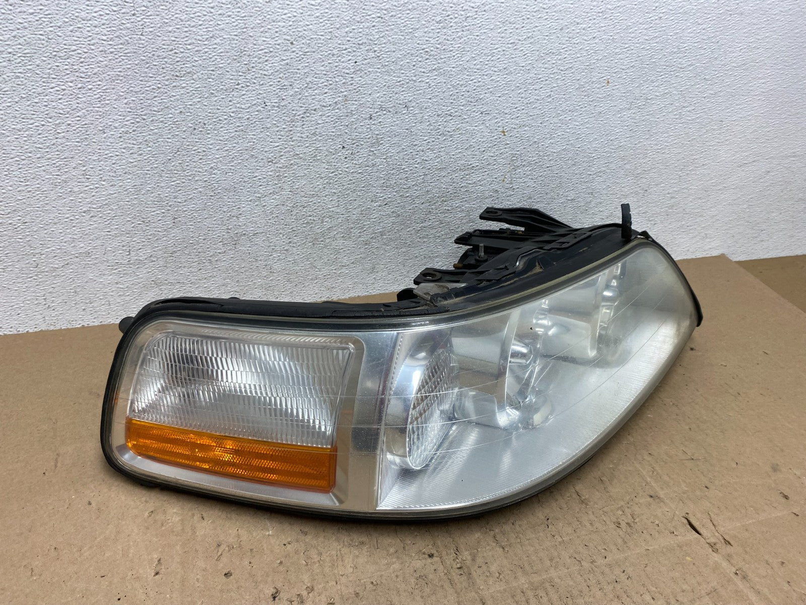 2005 to 2011 Lincoln Town Car Right Passenger Rh Side Headlight AE6606 DW2