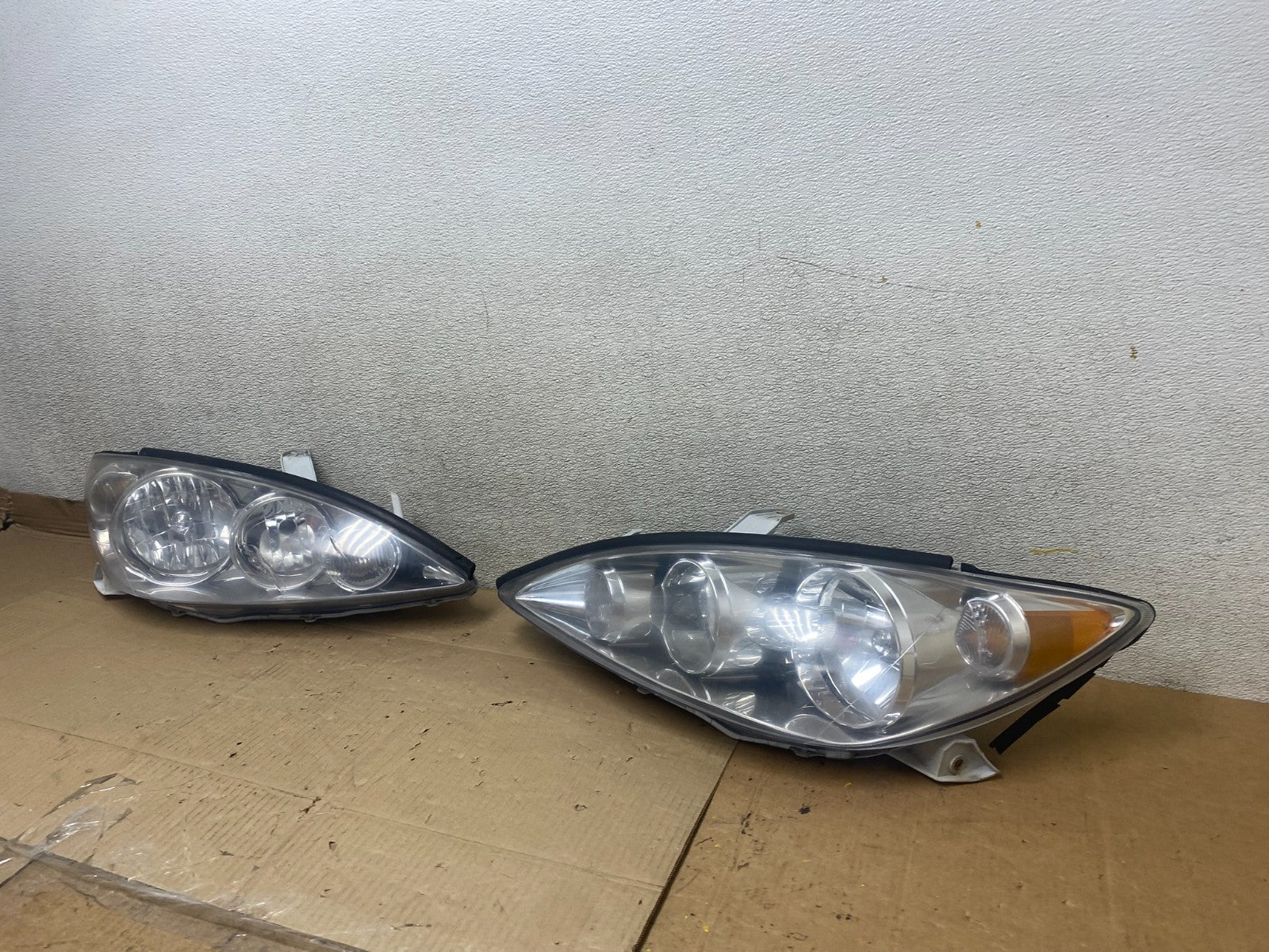 2005 to 2006 Toyota Camry Left+Right Side Set Halogen Headlights U2884 DW1