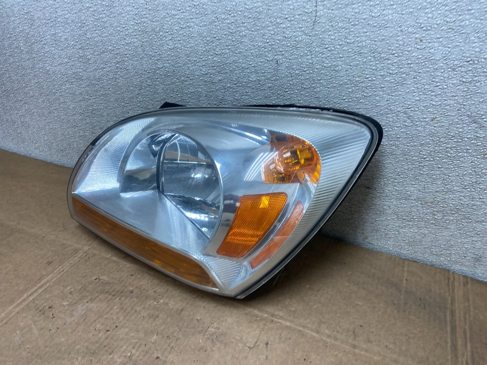 2005 to 2006 Kia Sportage Left Driver LH Halogen Headlight Y5632 DW1