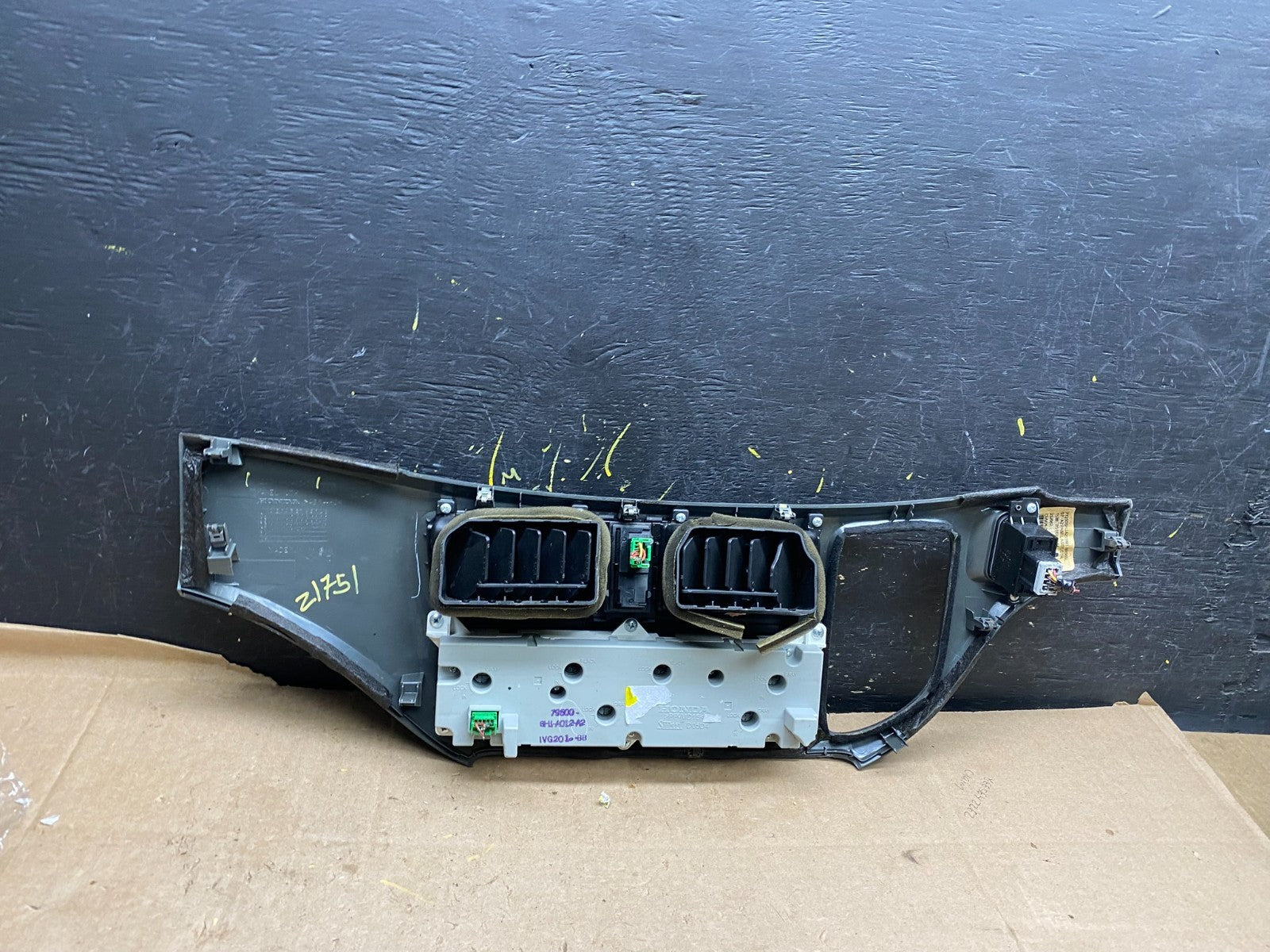 2005 to 2010 Honda Odyssey Radio Climate Control Dash Trim Bezel Z1751 DG3