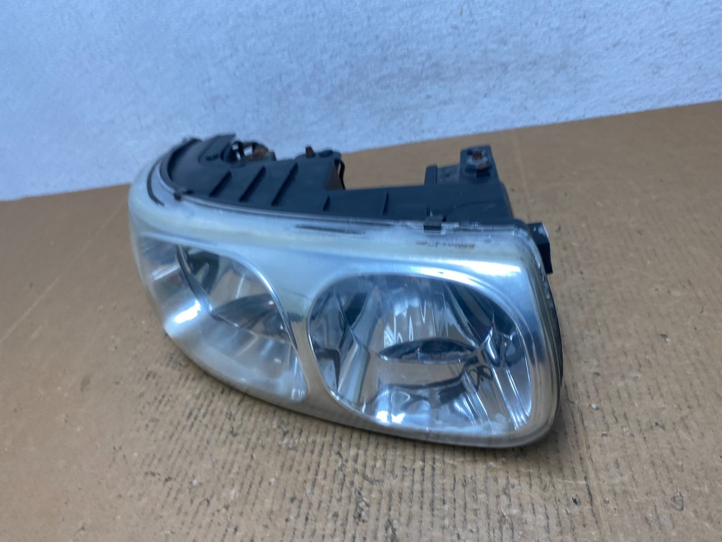 2000 to 2005 Buick Lesabre Headlight Right Passenger Side Halogen AE1414 DW1