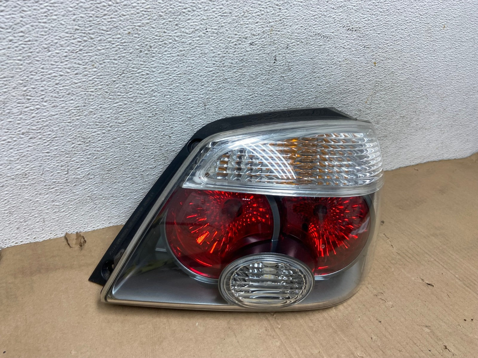 2005 to 2006 Mitsubishi Outlander Right Passenger Side Tail Light AE9115 LK2