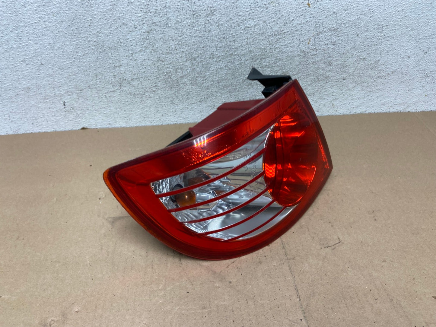 2004 to 2006 Hyundai Elantra Hatchback Left Driver Side Tail Light AG4554 LK2