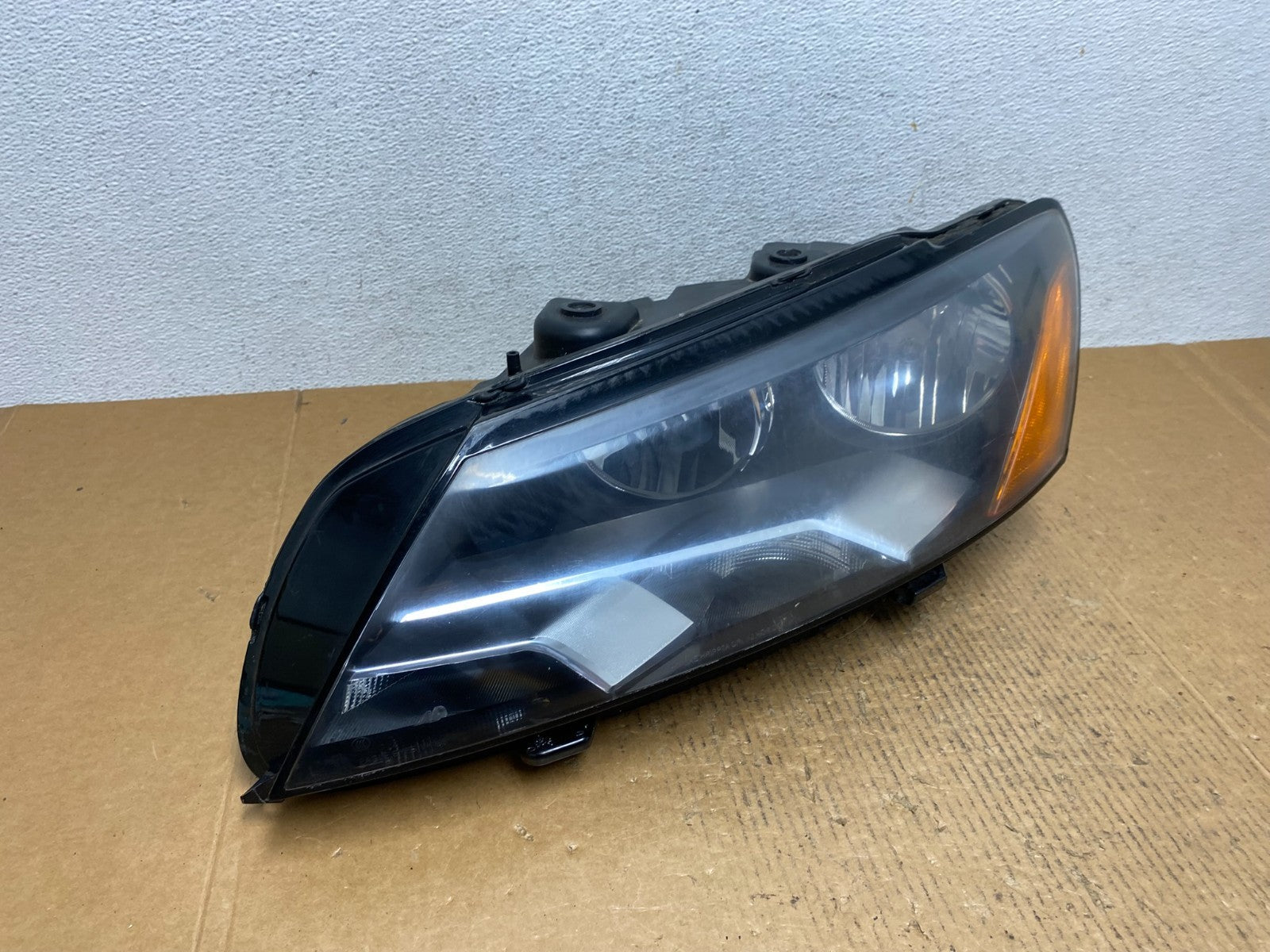 2012-2015 Volkswagen Passat Left Driver LH Side Halogen Headlight AE1231 DW2