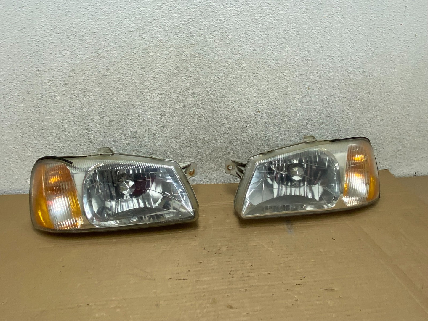 2000 to 2002 Hyundai Accent Left+Right Halogen Headlights AG8955 DW0