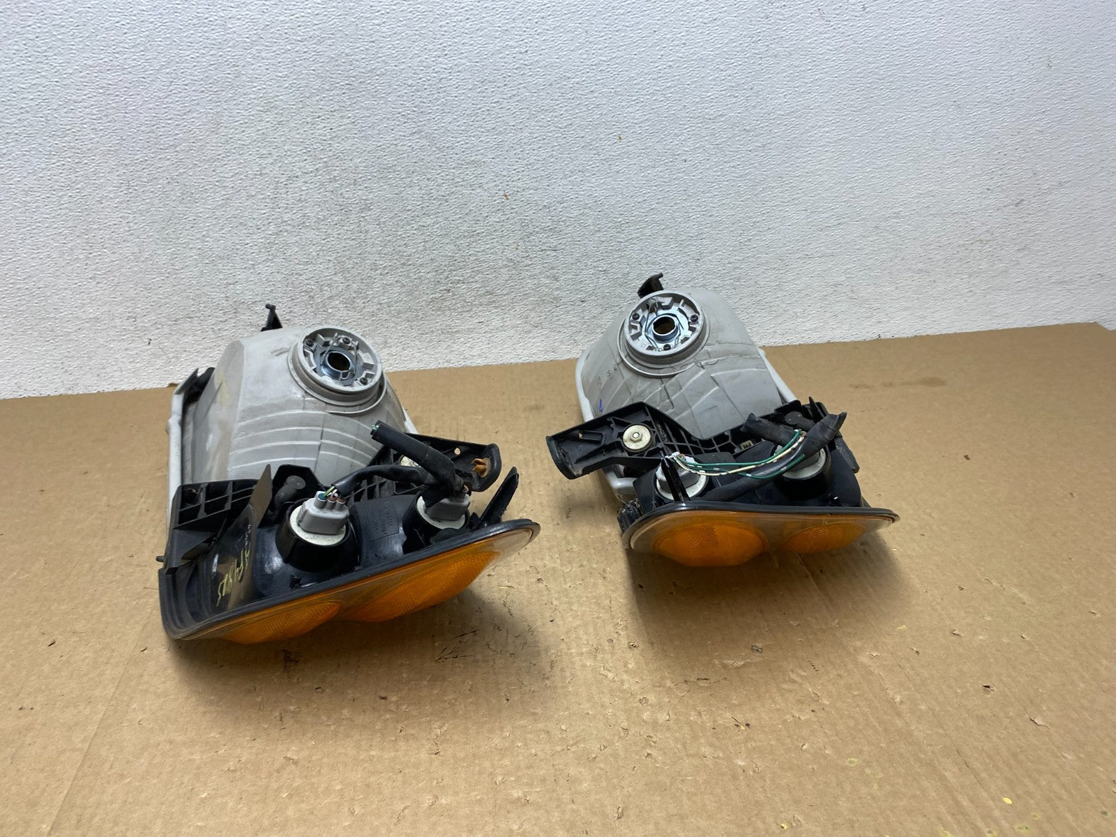 2001-2004 Toyota Sequoia Left+Right Side Halogen Headlights AF9825 DW9