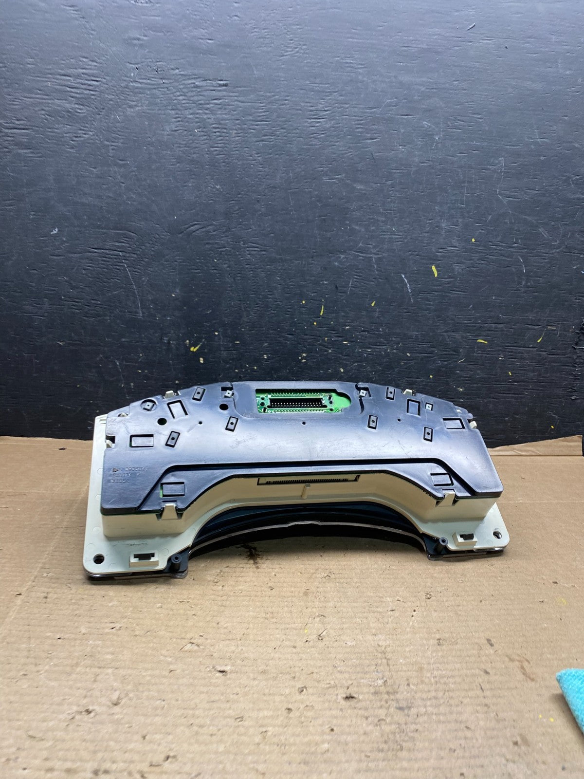 2001 to 2002 Chevrolet Express Speedometer Cluster Gauge OEM R2834 DG6