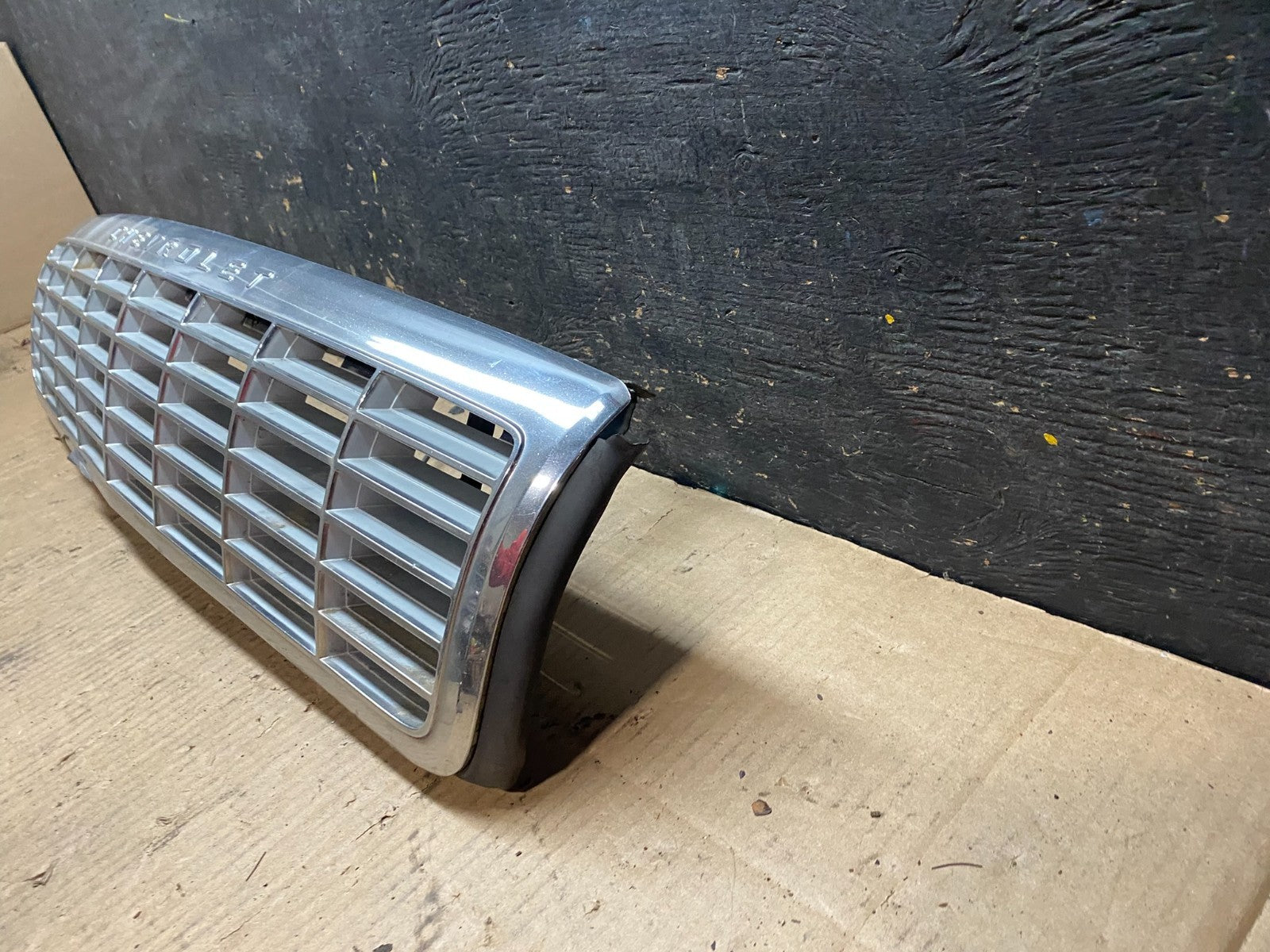 1993 to 1996 Chevrolet Caprice Front Upper Grill Grille u6415 DG1