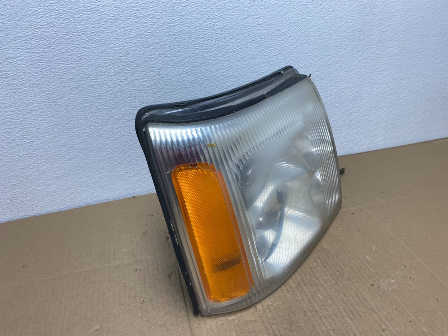 2002-2006 Cadillac Escalade Right Passenger Side Halogen Headlight AB8151 DW2