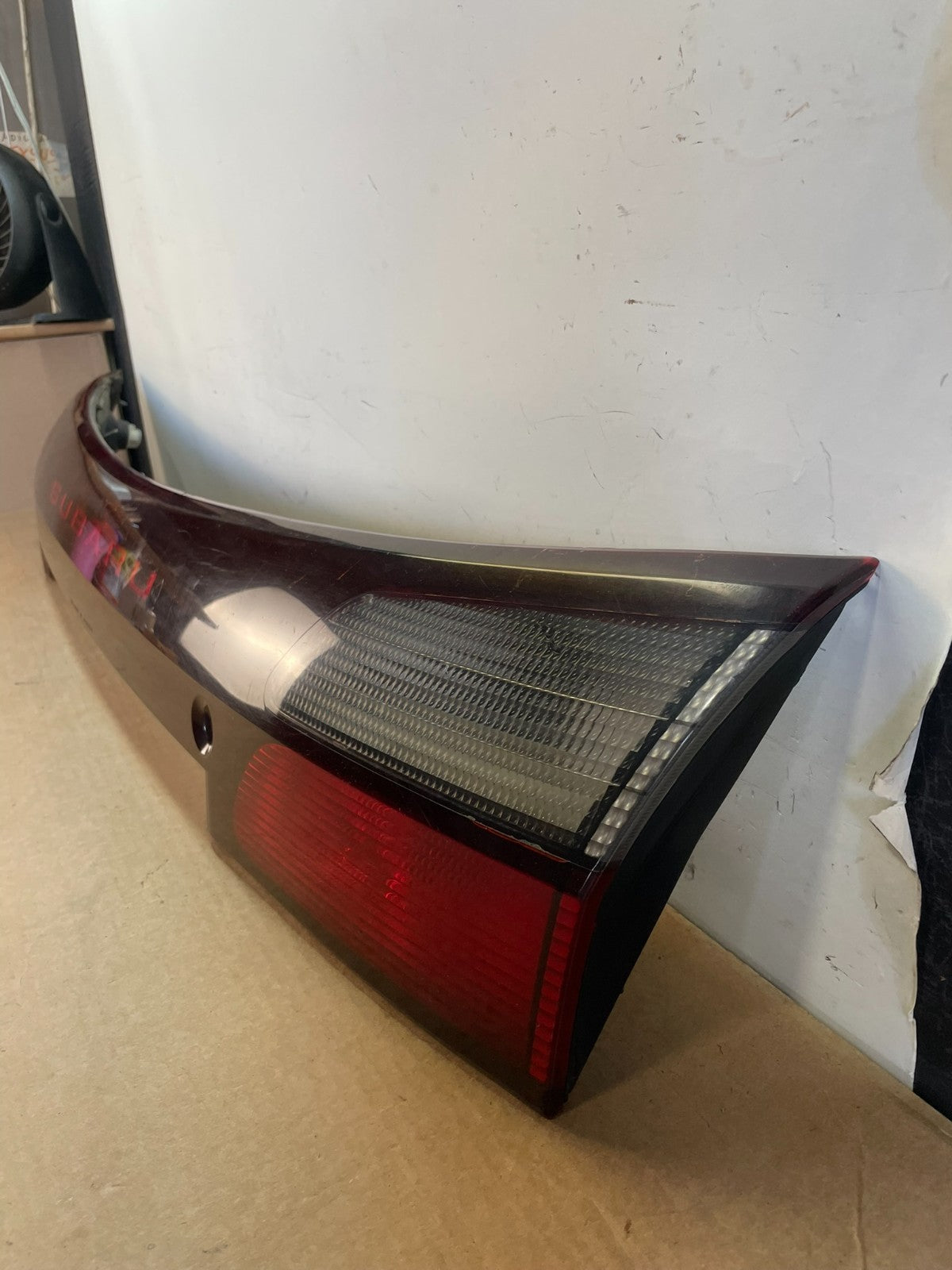 2002 - 2004 Subaru Outback Trunk Hatch Lid Tail Light Panel Center AF8799 DG1